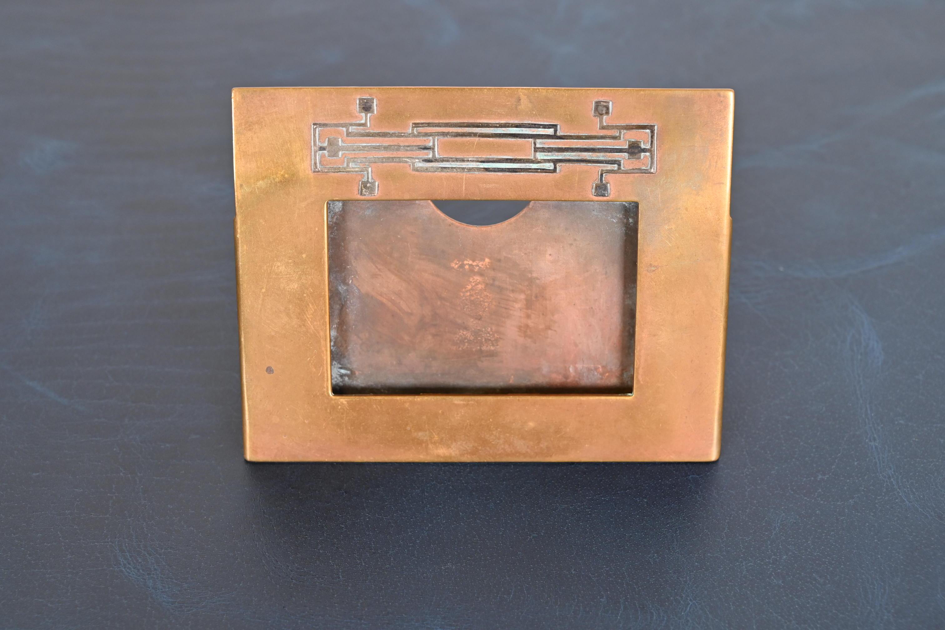 A gorgeous antique Arts & Crafts or Art Deco period sterling silver on bronze desk calendar frame or picture frame

By Heintz Art Metal Shop

USA, Early 20th Century

Measures: 5.63