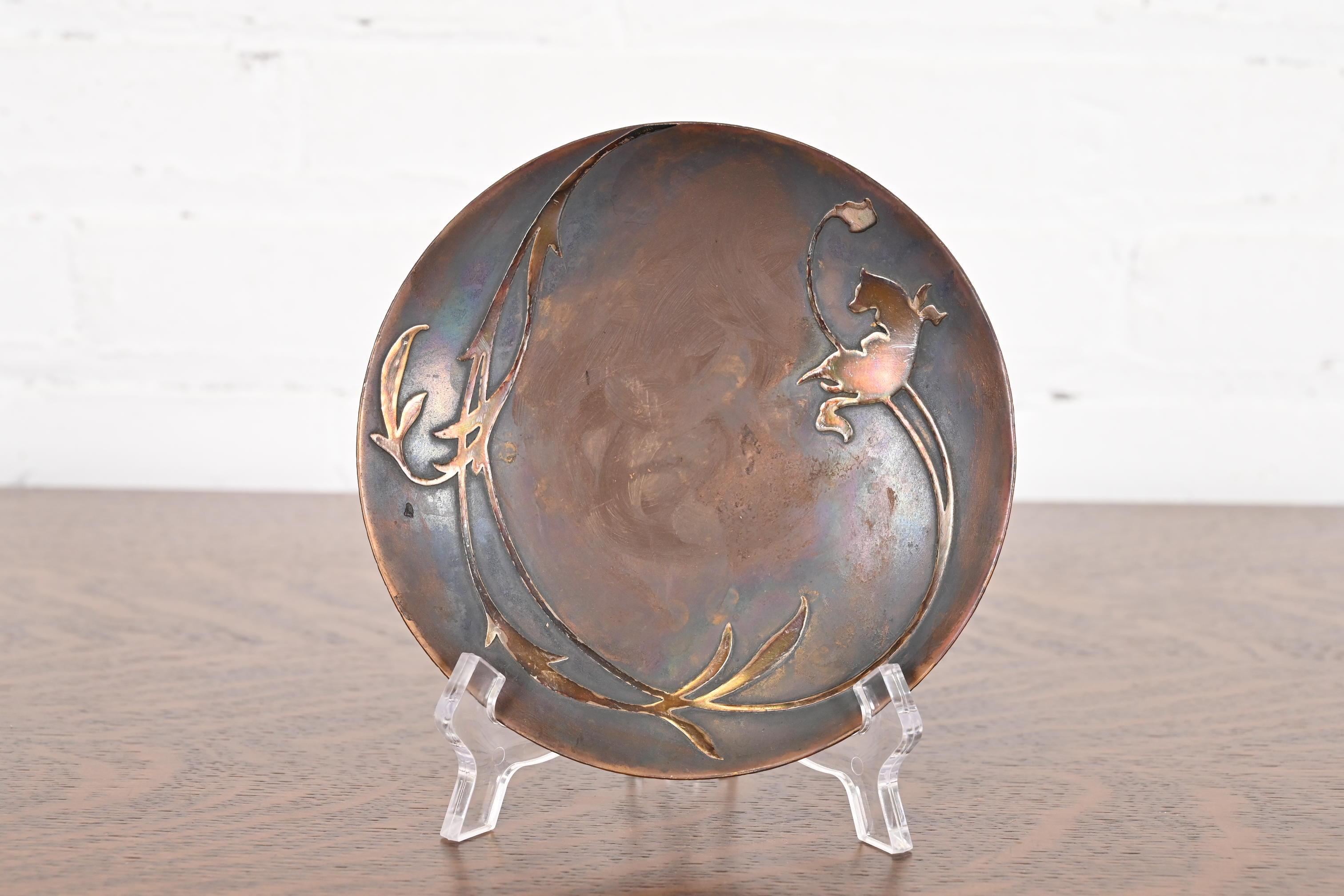 A gorgeous antique Arts & Crafts or Art Deco period sterling silver on bronze dish or catchall

By Heintz Art Metal Shop

USA, Early 20th Century

Measures: 5.75