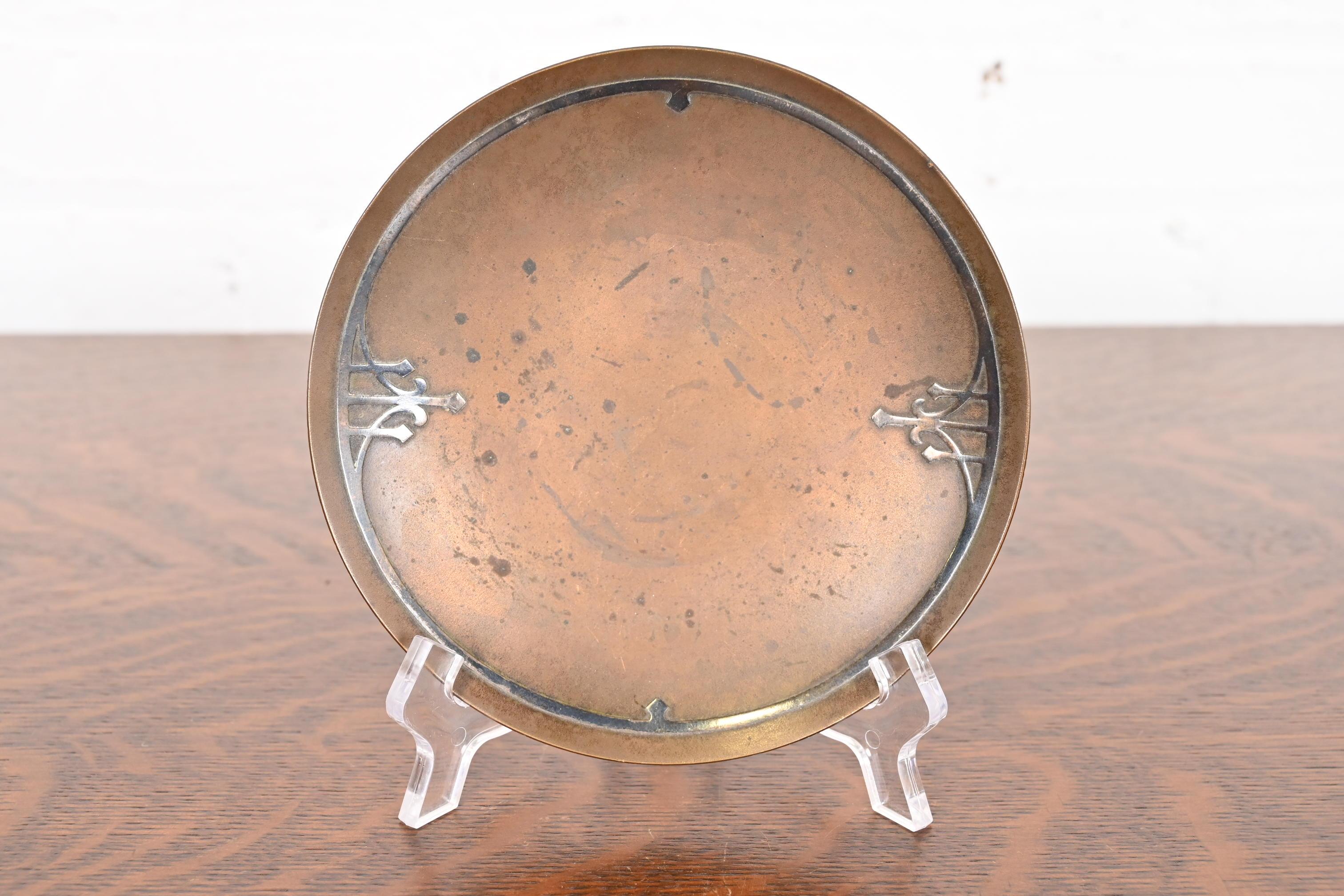 Magnifique plat, cendrier ou fourre-tout en argent sterling et bronze de la période Arts & Crafts.

Par Heintz Art Metal Shop

États-Unis d'Amérique, début du 20e siècle

Dimensions : 5,88 