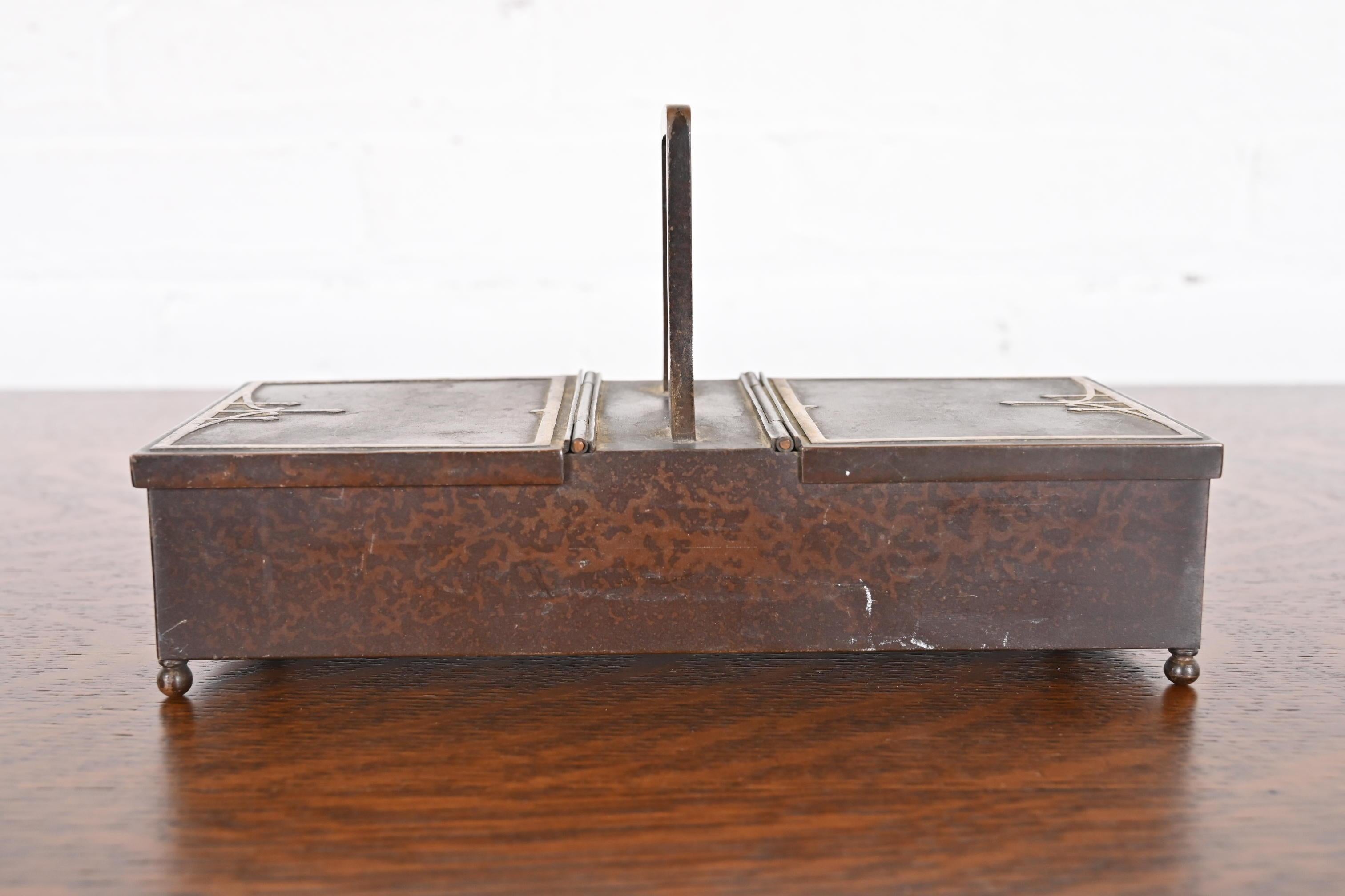 Caja para cigarrillos o humidificador doble Heintz Arts & Crafts de plata de ley sobre bronce Artes y manualidades en venta