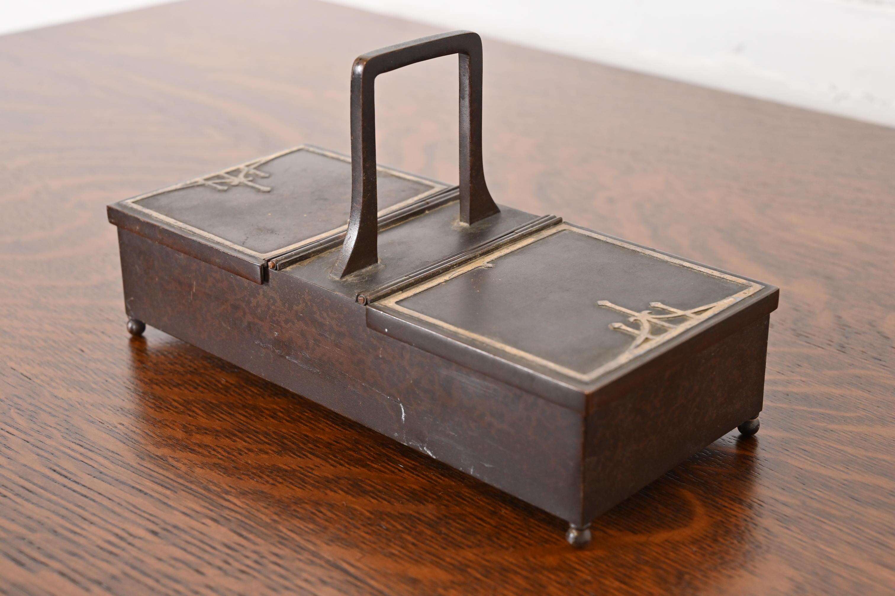 Caja para cigarrillos o humidificador doble Heintz Arts & Crafts de plata de ley sobre bronce Estadounidense en venta