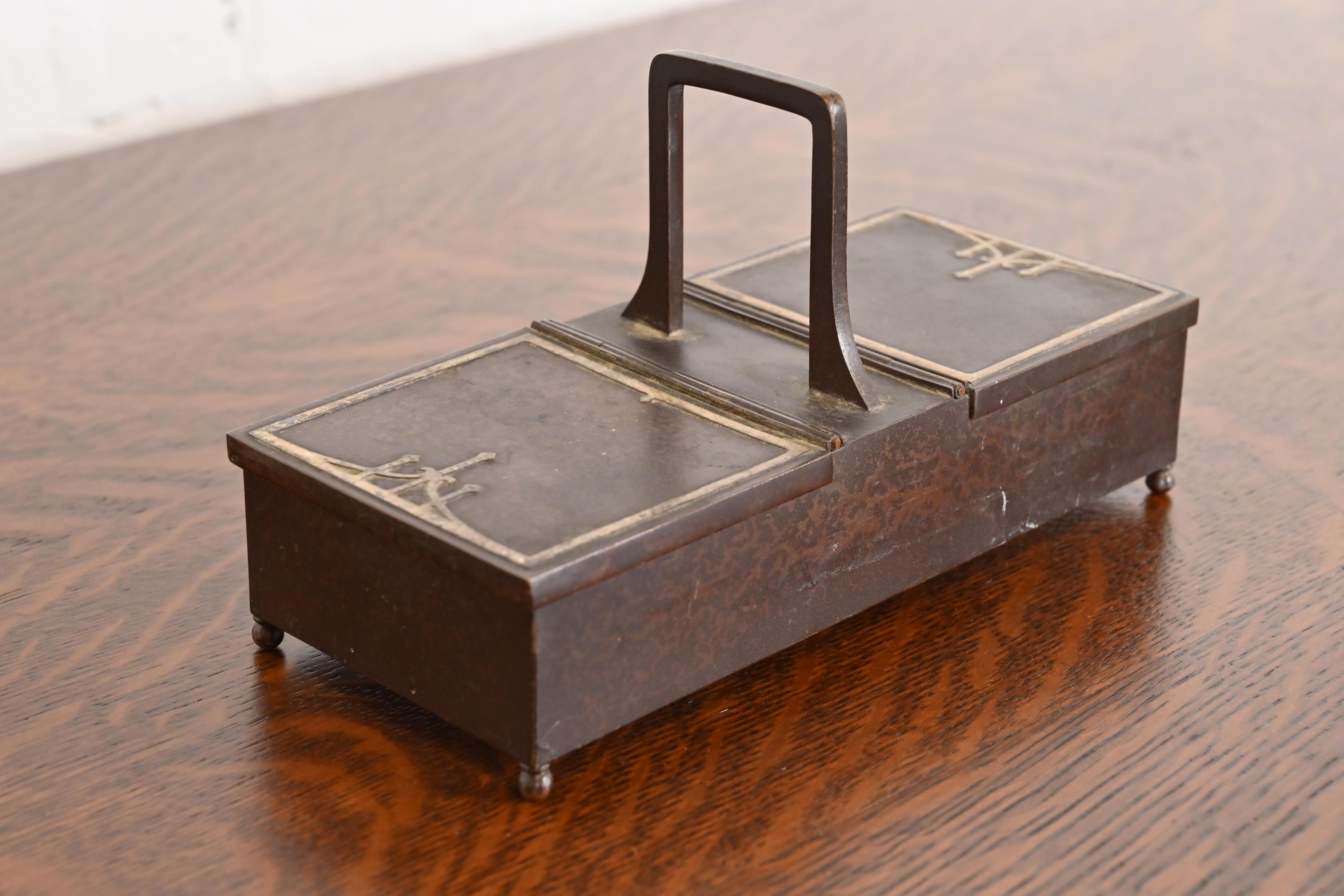 Caja para cigarrillos o humidificador doble Heintz Arts & Crafts de plata de ley sobre bronce Patinado en venta