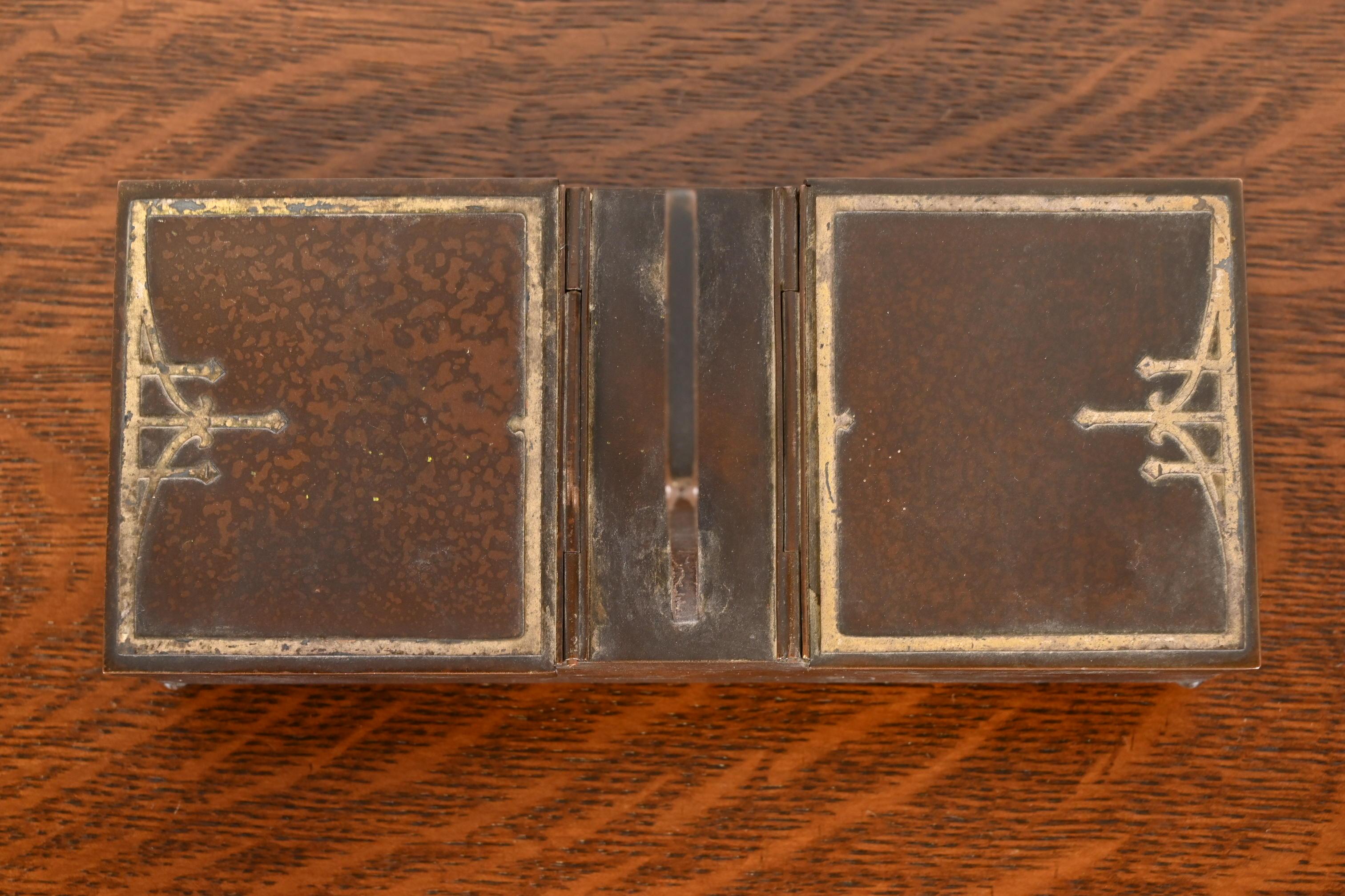 Caja para cigarrillos o humidificador doble Heintz Arts & Crafts de plata de ley sobre bronce siglo XX en venta