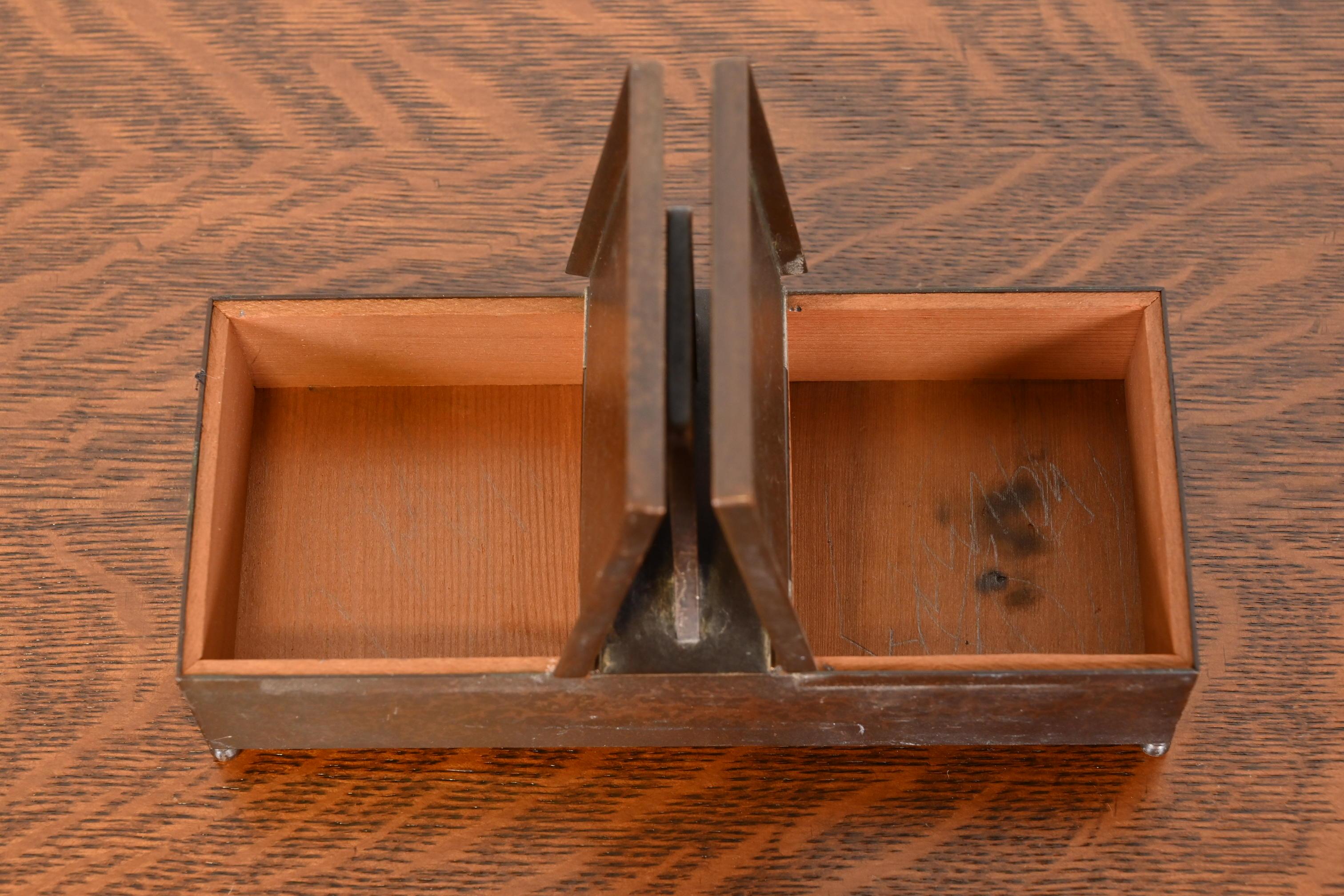 Caja para cigarrillos o humidificador doble Heintz Arts & Crafts de plata de ley sobre bronce Plata esterlina en venta
