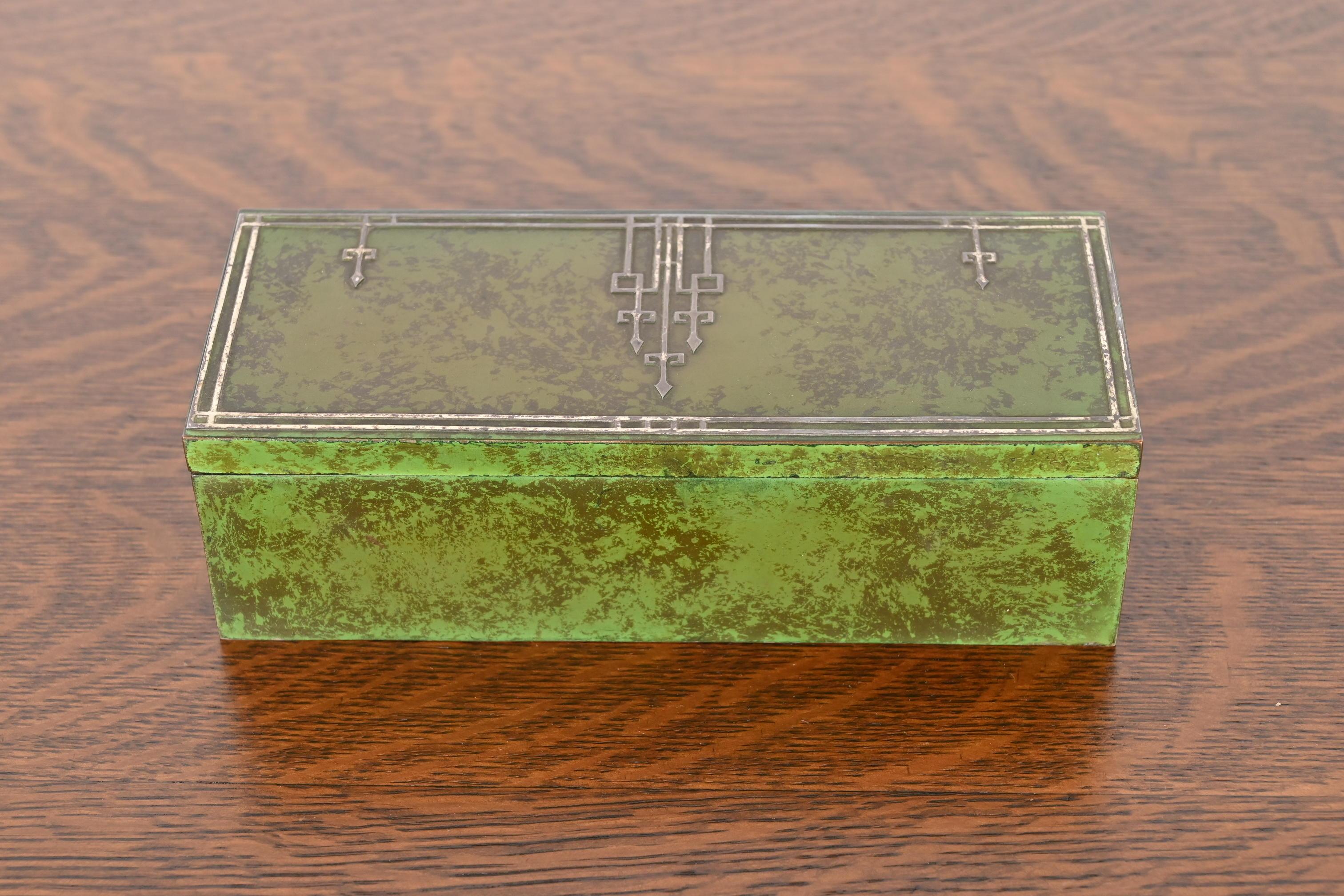 Magnifique boîte à cigares d'époque Arts & Crafts à patine verte vert-de-gris

Par Heintz Art Metal Shop

États-Unis d'Amérique, début du 20e siècle

Argent sterling sur bronze, avec intérieur en cèdre.

Dimensions : 8,5 