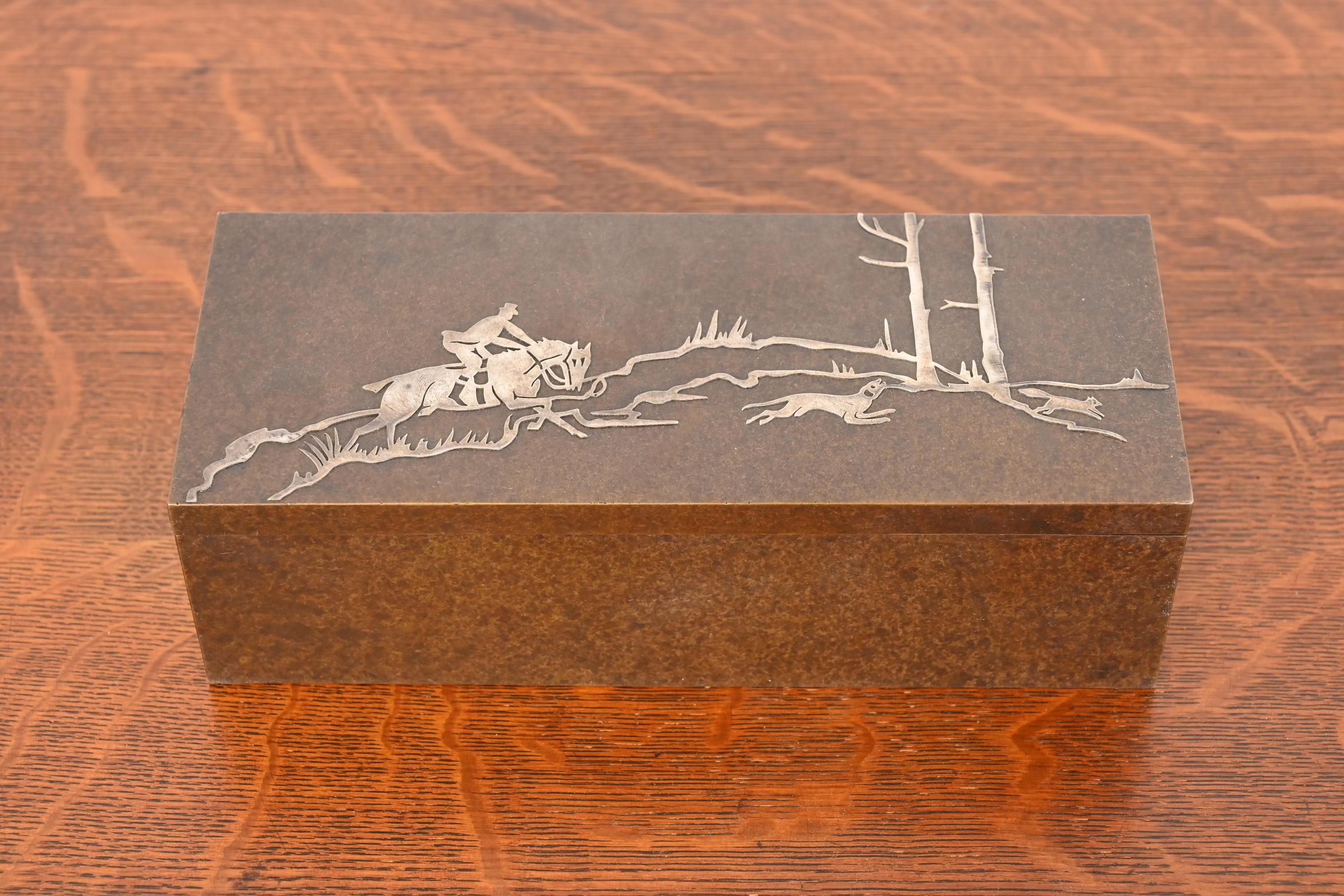 Eine prächtige antike Arts & Crafts Periode Sterling Silber auf Bronze Zeder gefüttert Schreibtisch Box oder Zigarren Humidor

Von Heintz Art Metal Shop (signiert auf der Unterseite)

USA, Anfang 20. Jahrhundert

Maße: 8,5 