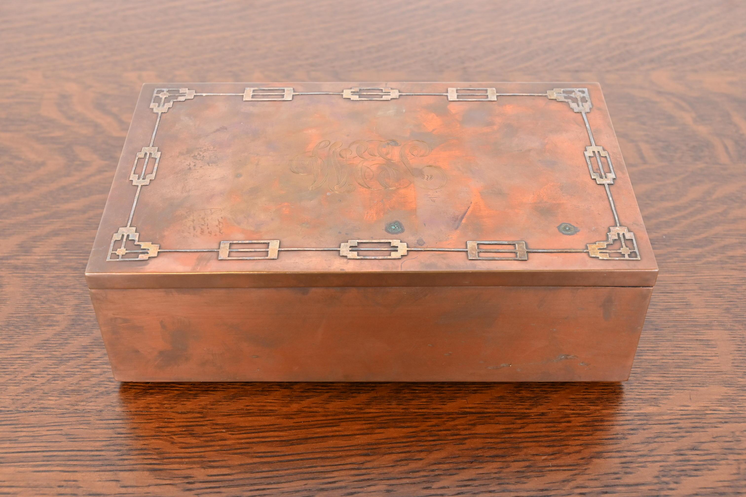 Preciosa caja para puros o humidor de época Arts & Crafts o Art Decó con monograma de plata de ley sobre bronce

Por Heintz Art Metal Shop

EE.UU., principios del siglo XX

Medidas: 10 