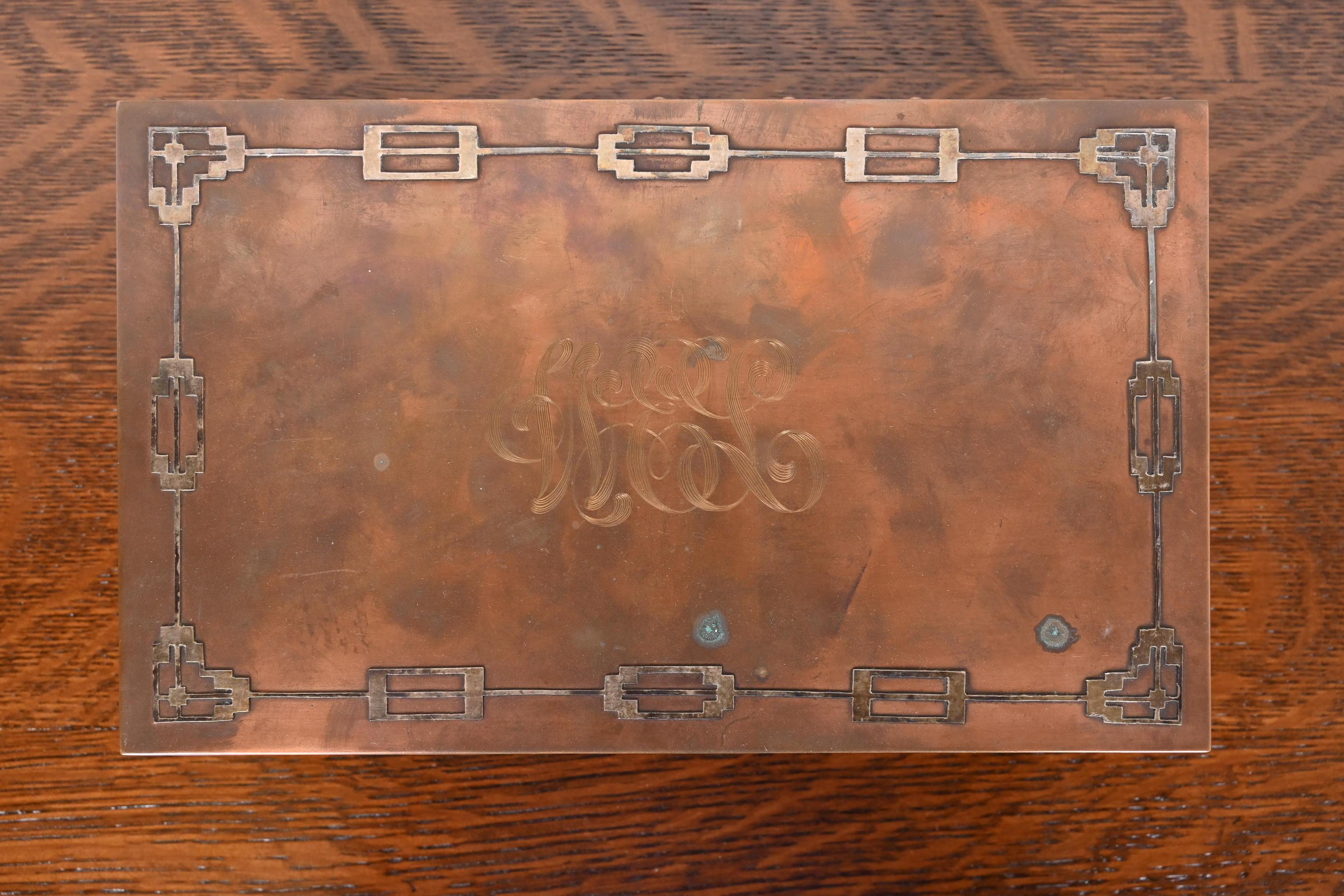 Caja para puros humidor Heintz Arts & Crafts Plata de ley sobre bronce siglo XX en venta