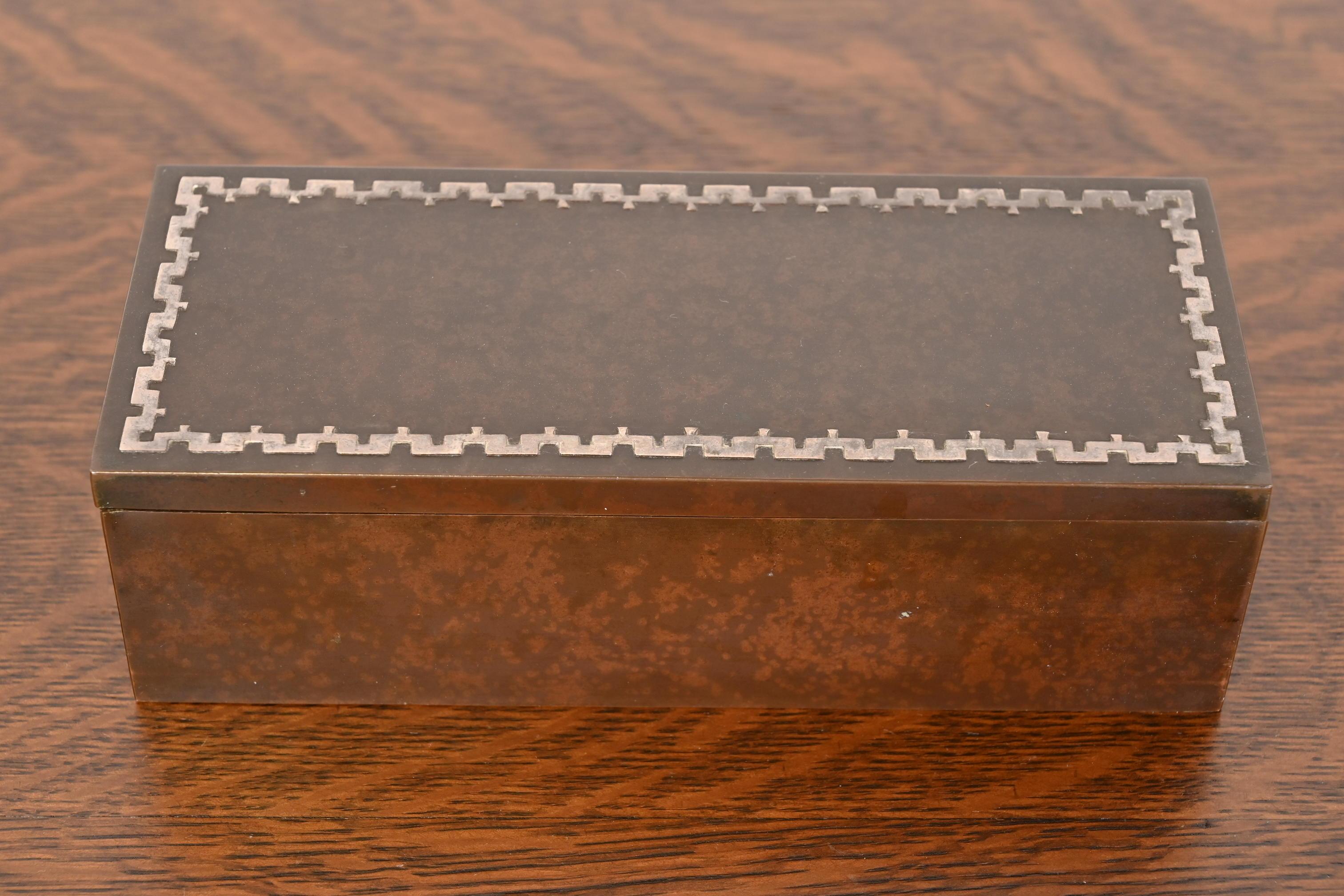 Ein prächtiger Humidor oder eine Zigarrenkiste aus der Zeit des Arts & Crafts

Von Heintz Art Metal Shop

USA, Anfang 20. Jahrhundert

Sterlingsilber auf patinierter Bronze, innen mit Zedernholz ausgekleidet.

Maße: 8,5 