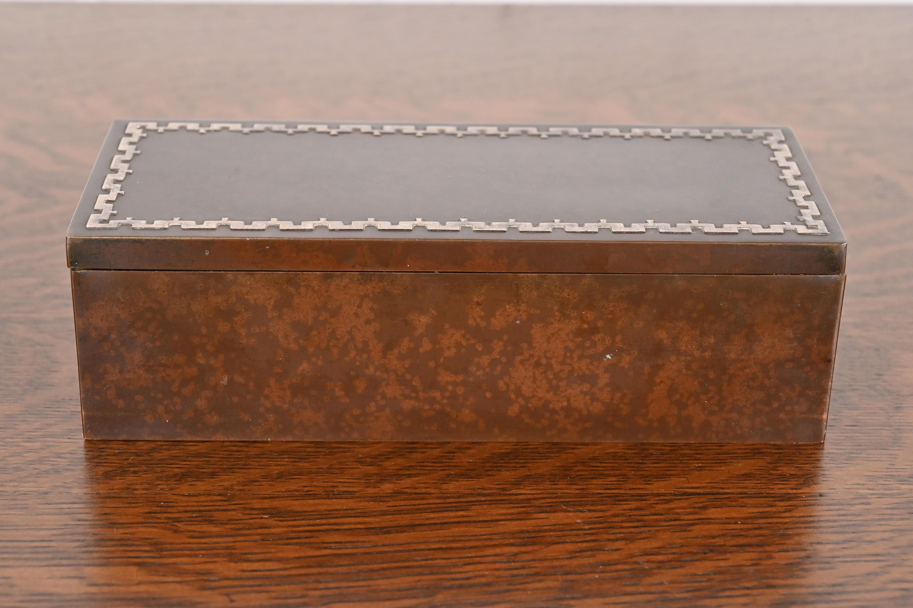 Heintz Arts & Crafts Humidor- oder Zigarrenschachtel aus Sterlingsilber auf Bronze (Arts and Crafts) im Angebot