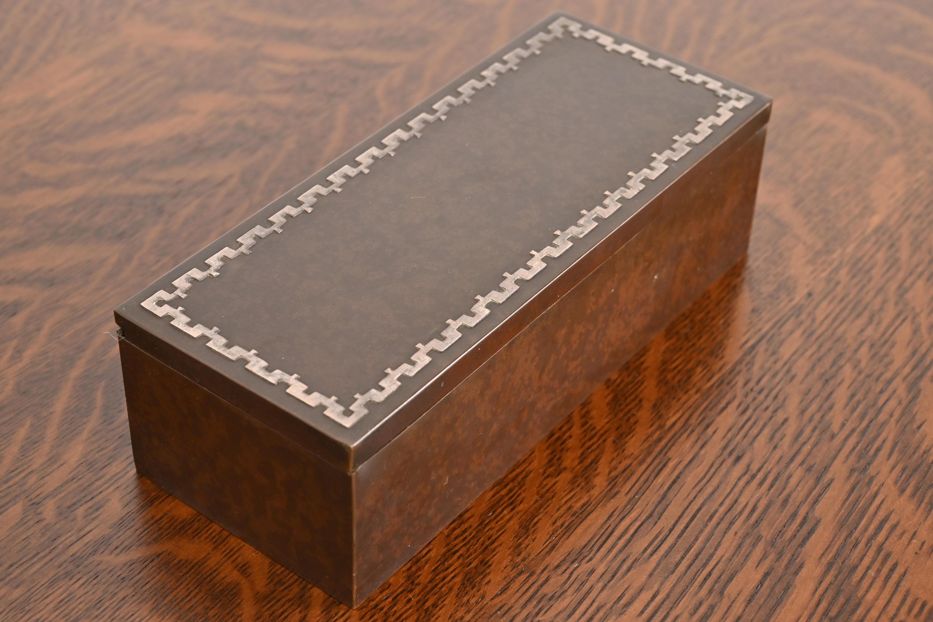 Heintz Arts & Crafts Humidor- oder Zigarrenschachtel aus Sterlingsilber auf Bronze (20. Jahrhundert) im Angebot