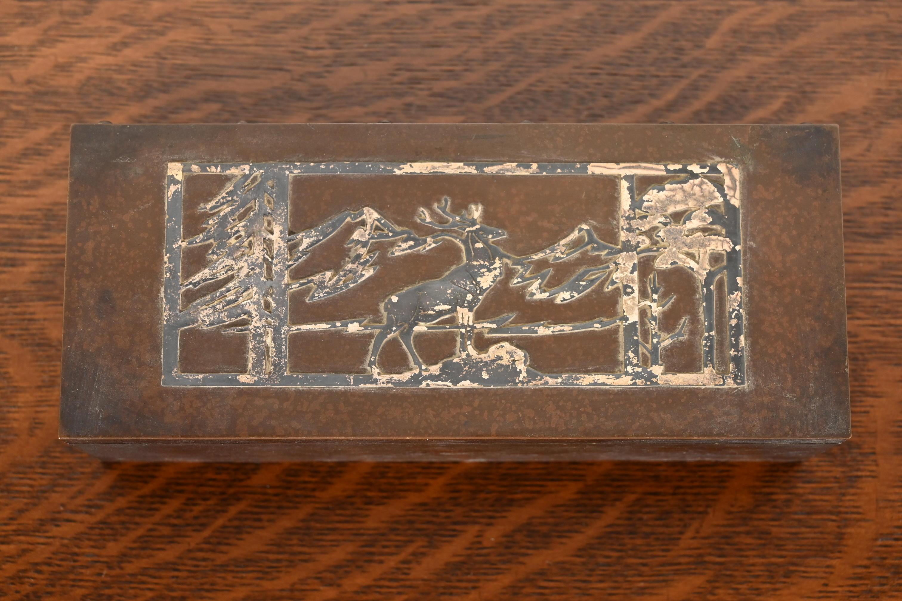 Caja para puros o humidor Heintz Arts & Crafts de plata de ley sobre bronce siglo XX en venta