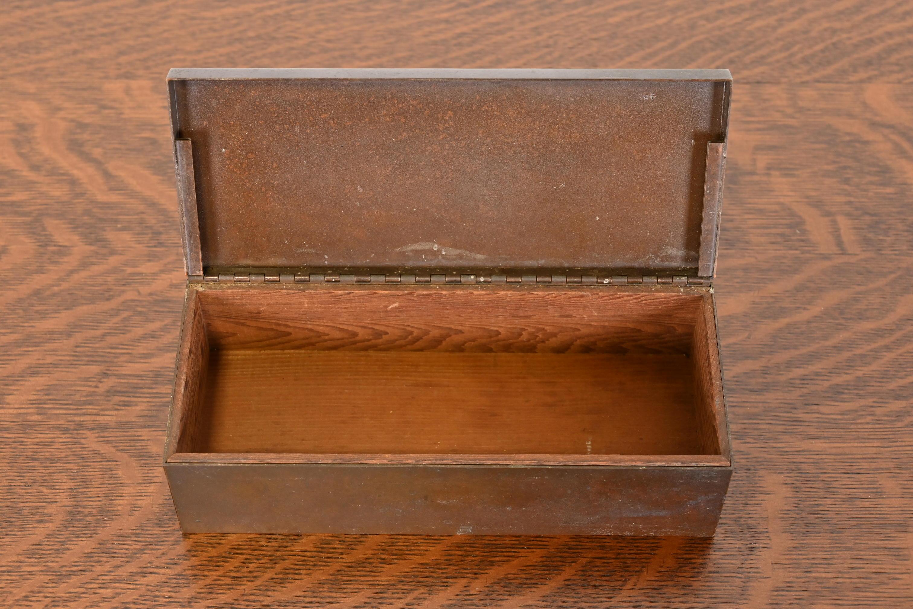 Caja para puros o humidor Heintz Arts & Crafts de plata de ley sobre bronce Plata esterlina en venta