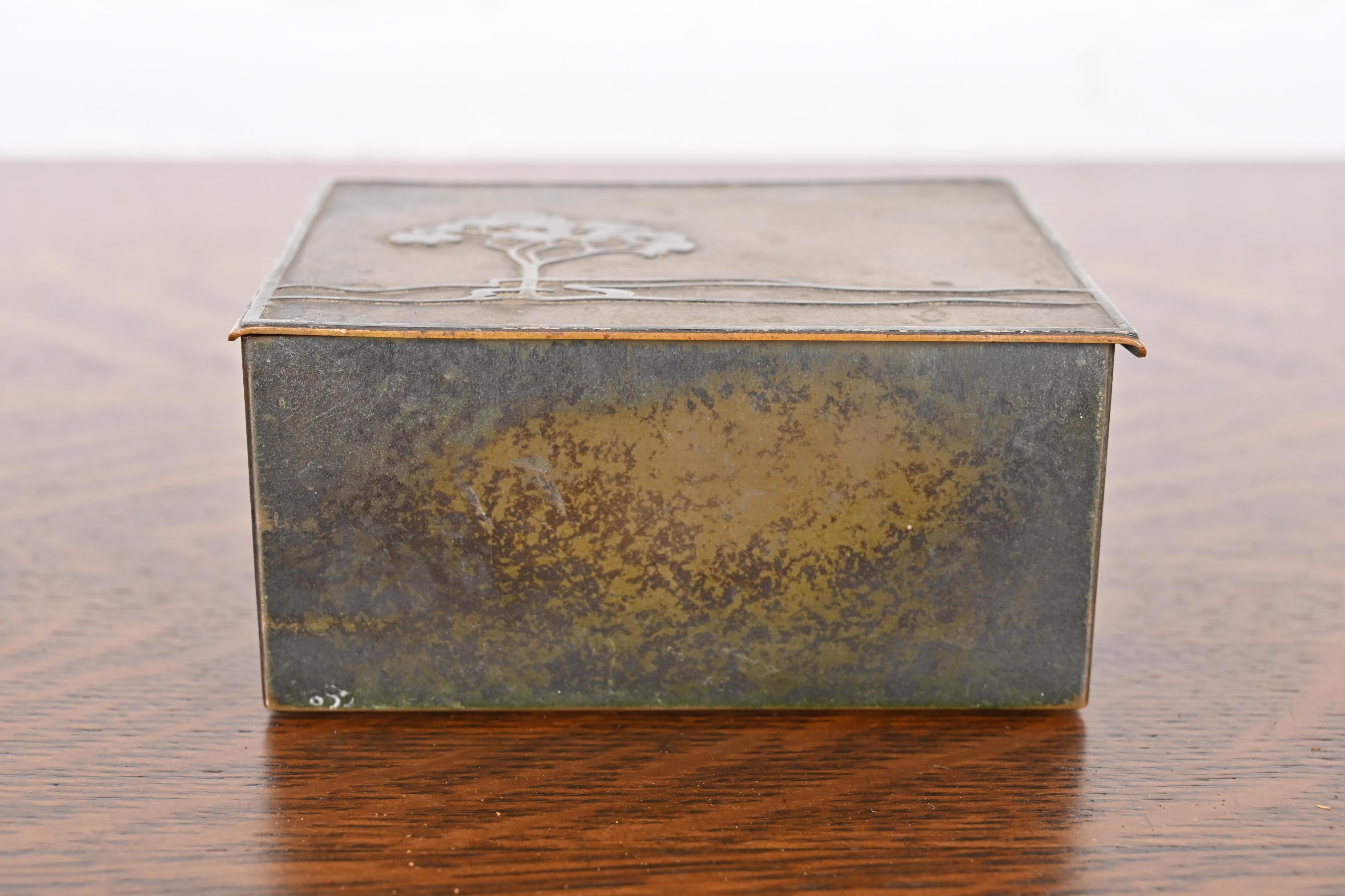 Un precioso humidor o cigarrera de época Arts & Crafts

Por Heintz Art Metal Shop

EE.UU., principios del siglo XX

Incrustación de plata de ley sobre bronce patinado, con interior forrado de cedro.

Medidas: 4,63