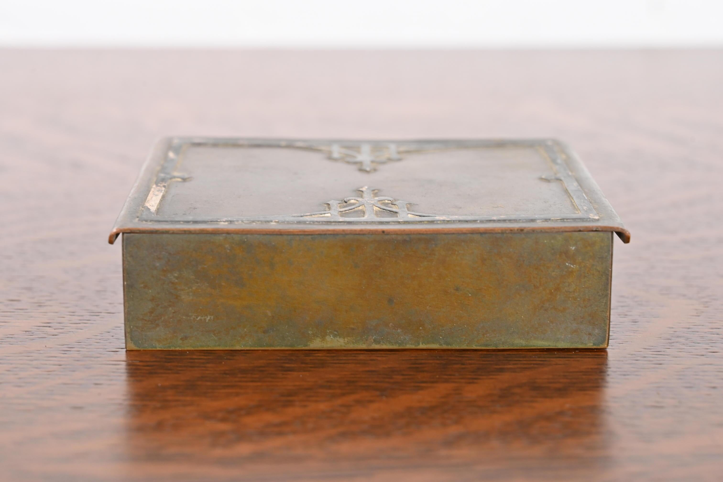 Un precioso humidor o cigarrera de época Arts & Crafts

Por Heintz Art Metal Shop

EE.UU., principios del siglo XX

Plata de ley sobre bronce patinado, con interior forrado de cedro.

Medidas: 4,25