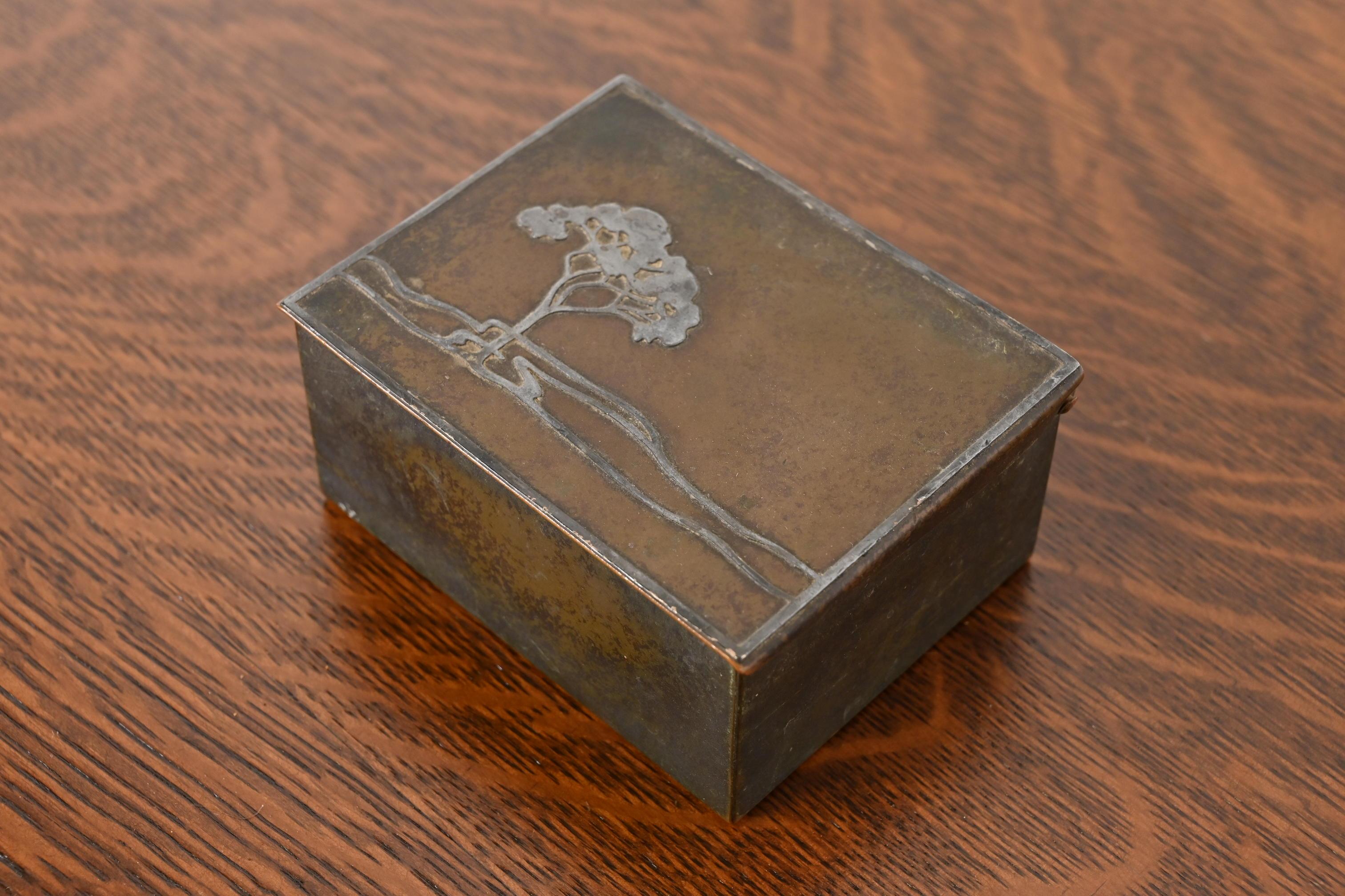 Humidificador o Caja de Cigarrillos Heintz Arts & Crafts de Plata de Ley sobre Bronce Artes y manualidades en venta