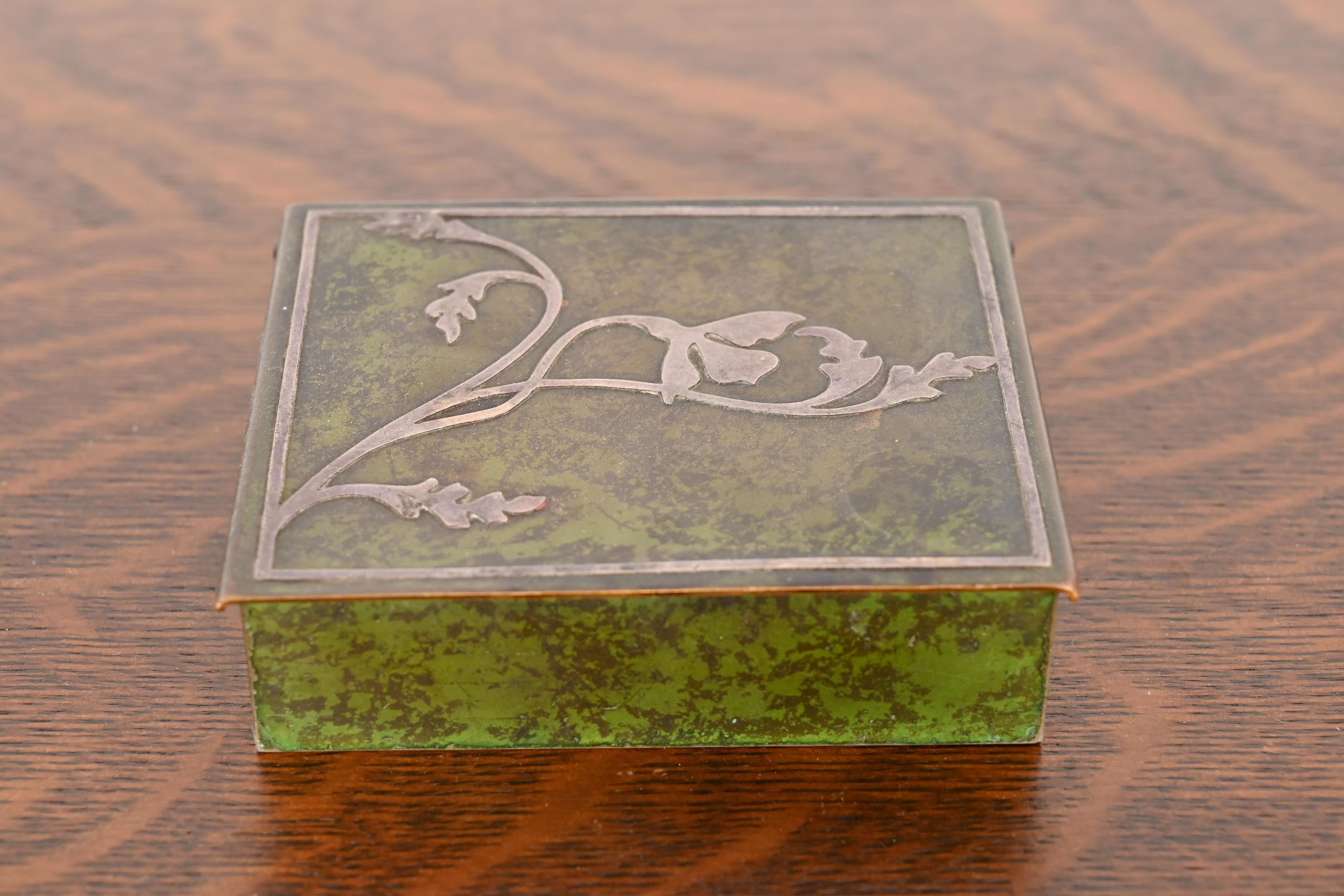 Humidificador o Caja de Cigarrillos Heintz Arts & Crafts de Plata de Ley sobre Bronce Artes y manualidades en venta