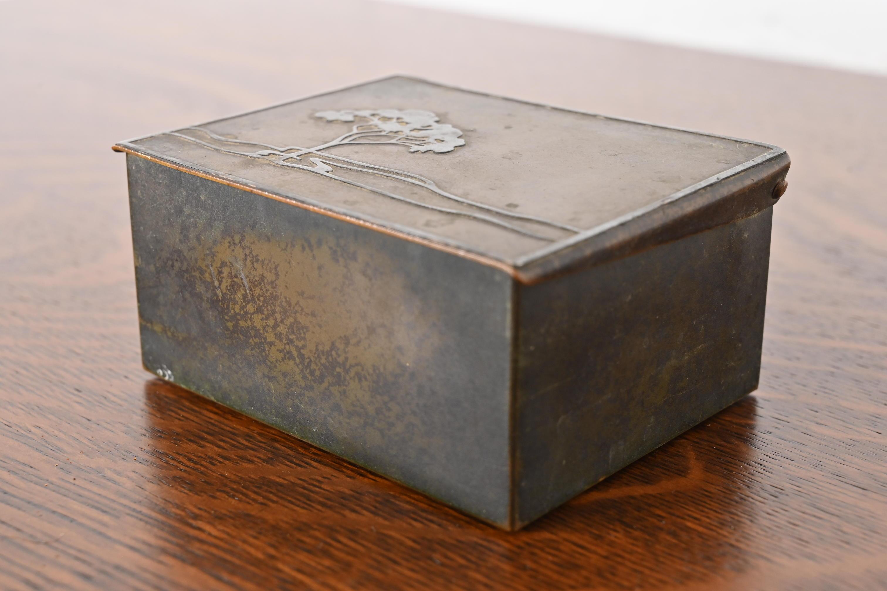 Humidificador o Caja de Cigarrillos Heintz Arts & Crafts de Plata de Ley sobre Bronce Estadounidense en venta
