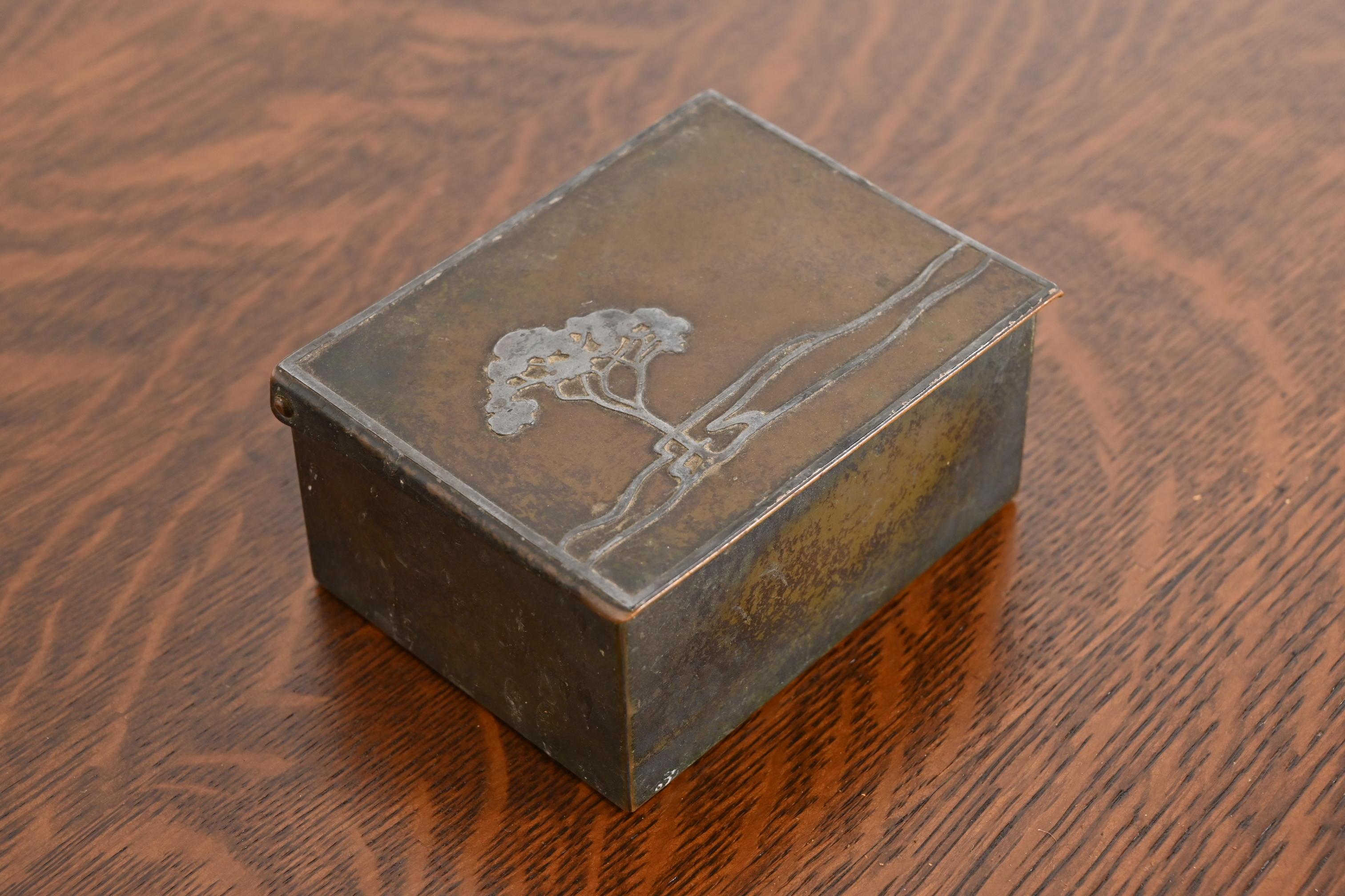 Humidificador o Caja de Cigarrillos Heintz Arts & Crafts de Plata de Ley sobre Bronce siglo XX en venta