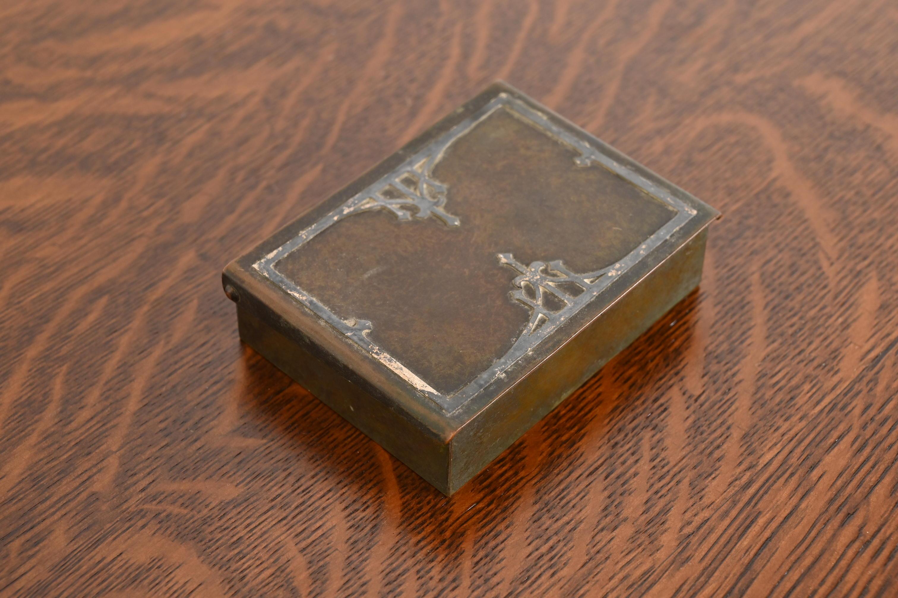 Humidificador o Caja de Cigarrillos Heintz Arts & Crafts de Plata de Ley sobre Bronce siglo XX en venta