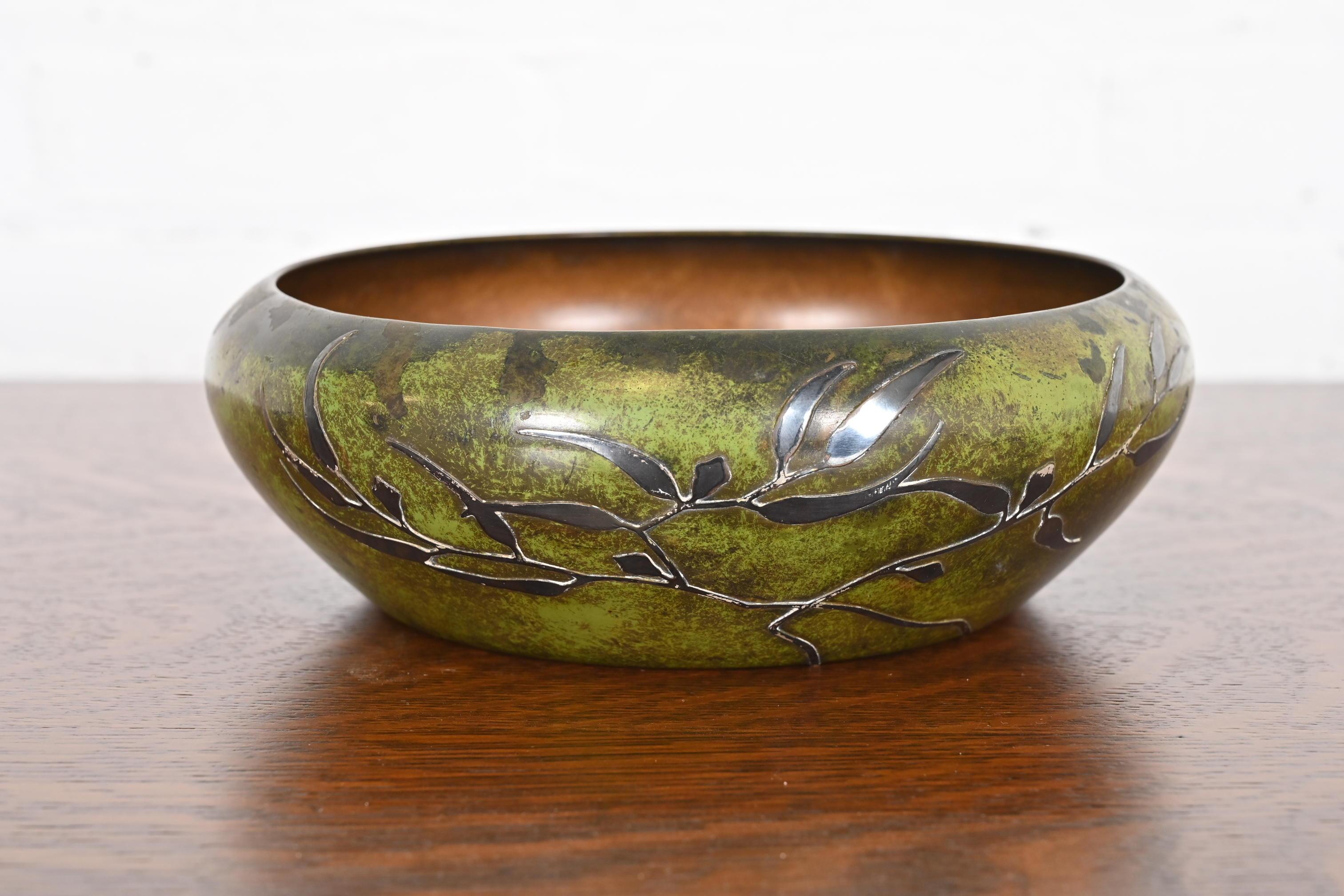 A gorgeous Arts & Crafts period sterling silver on bronze floral bowl with verdigris green patina

By Heintz Art Metal Shop

USA, Early 20th Century

Measures: 9
