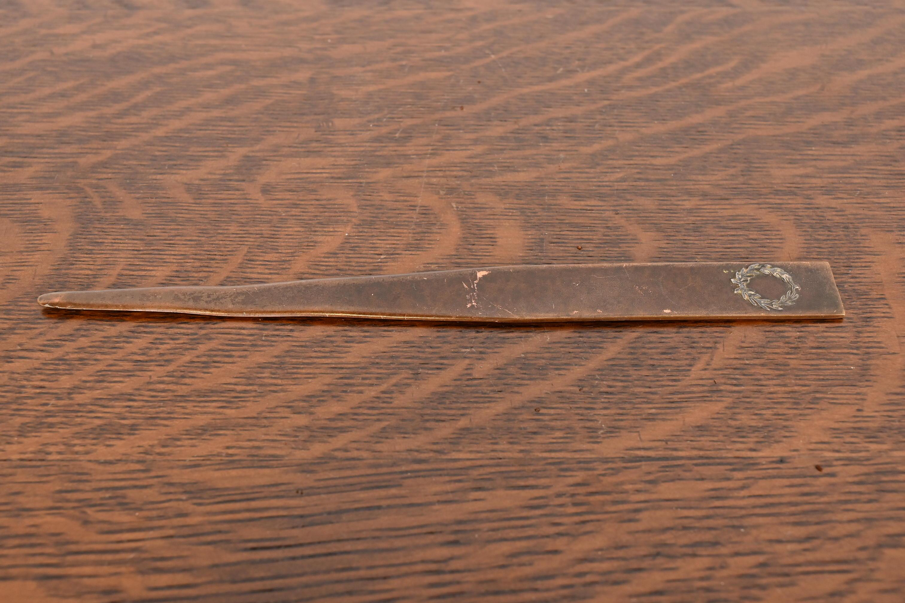 A gorgeous antique Arts & Crafts or Art Deco period sterling silver on bronze letter opener

By Heintz Art Metal Shop

USA, Early 20th Century

Measures: 9