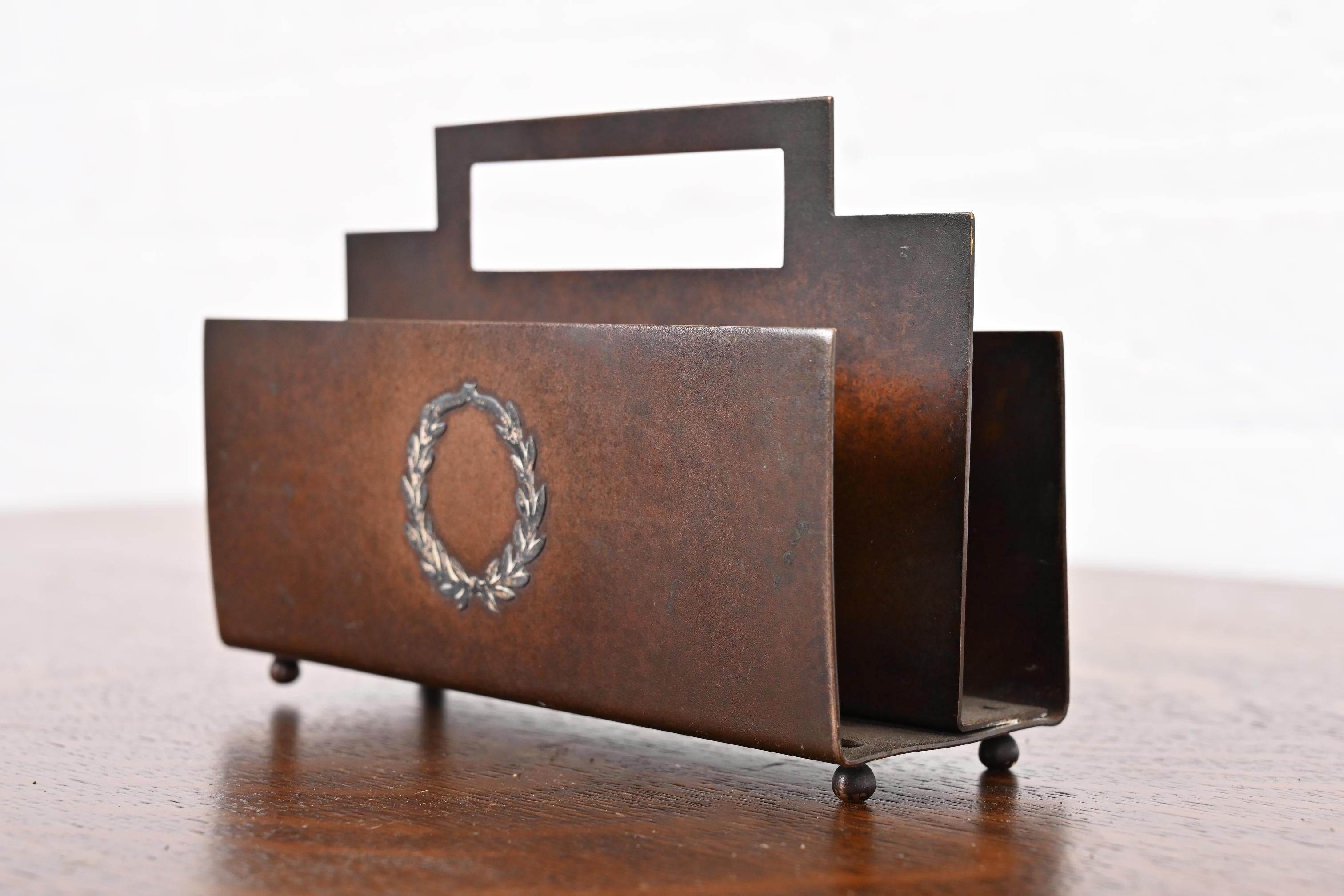 Precioso soporte para cartas de escritorio de la época Arts & Crafts o Art Déco, de plata de ley sobre bronce 

Por Heintz Art Metal Shop

EE.UU., principios del siglo XX

Medidas: 6 
