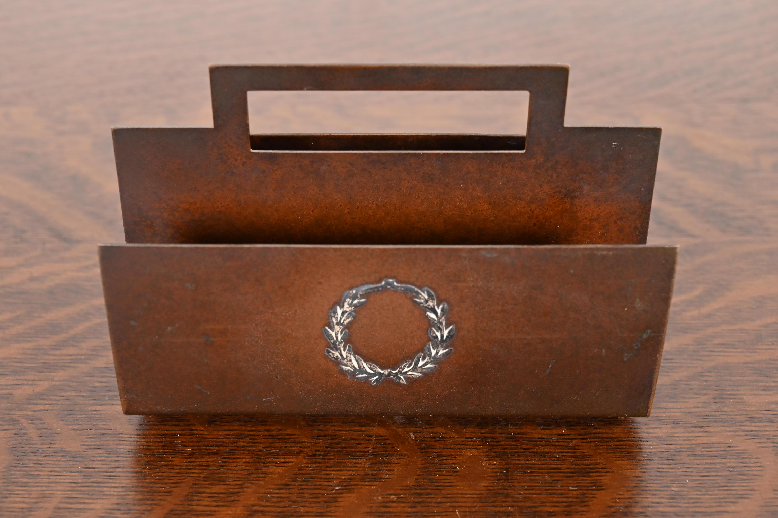 Estante para cartas Heintz Arts & Crafts Plata de ley sobre bronce Estadounidense en venta