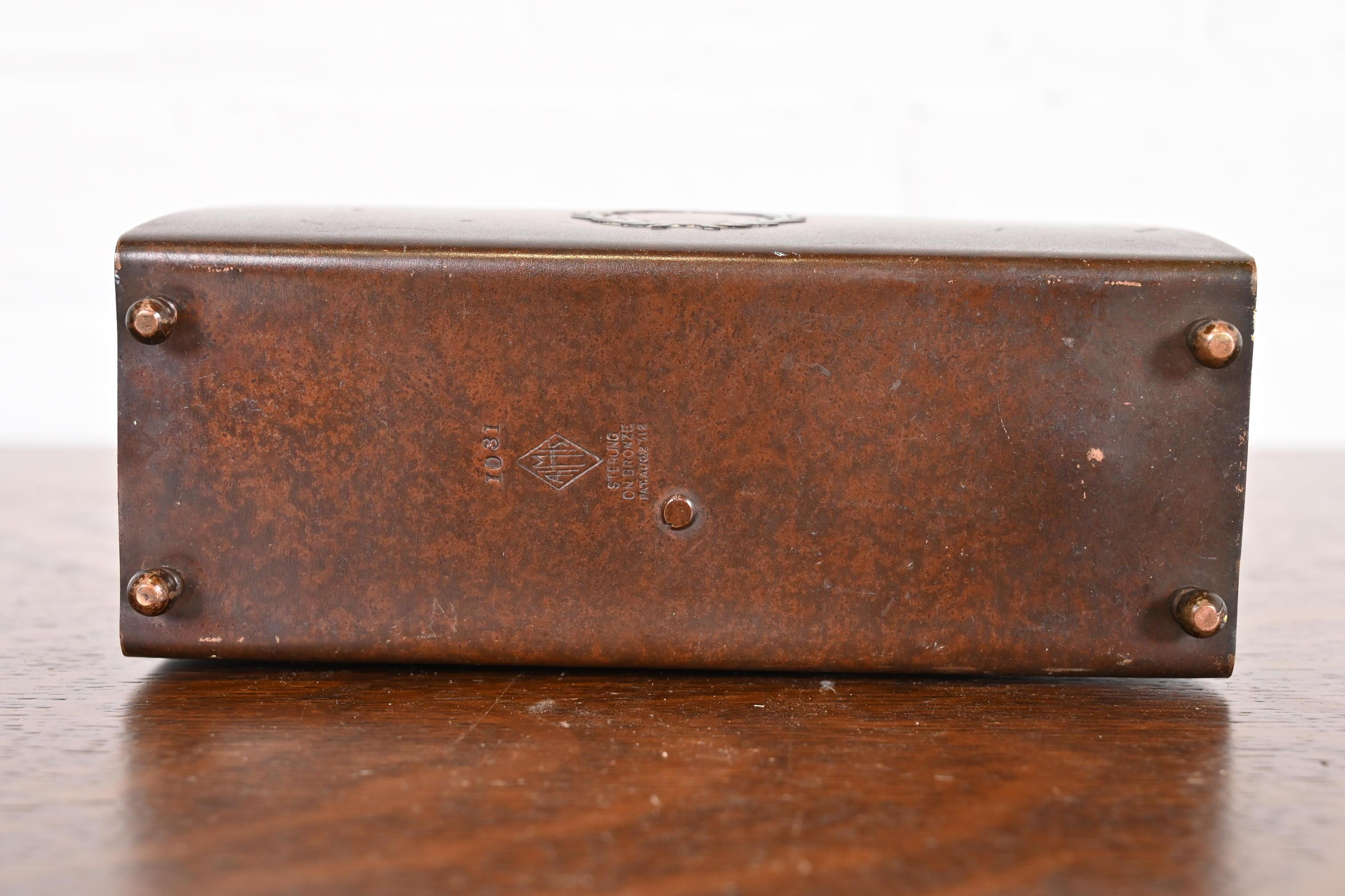 Estante para cartas Heintz Arts & Crafts Plata de ley sobre bronce siglo XX en venta