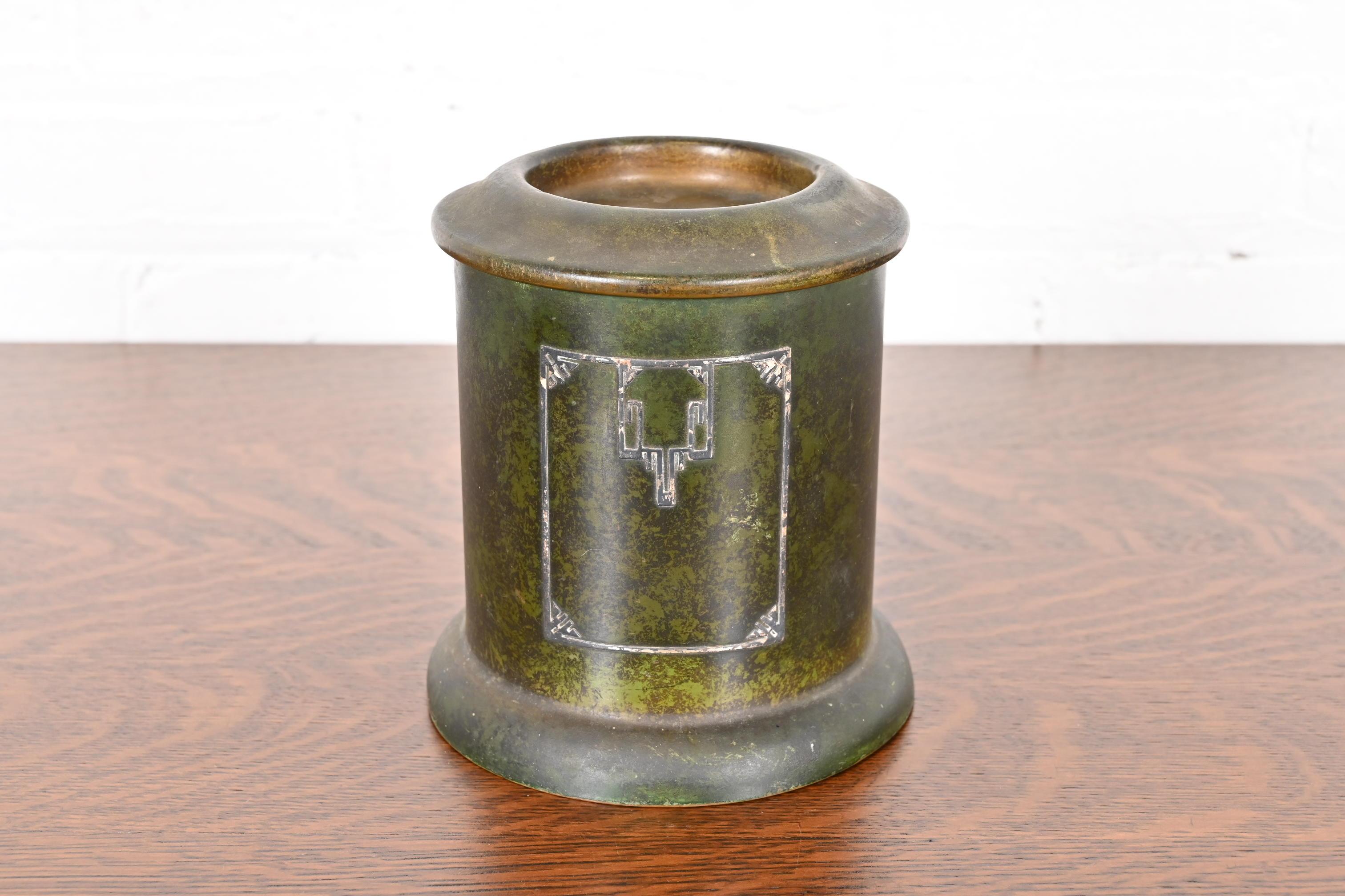 Un bellissimo barattolo con coperchio in argento sterling e bronzo del periodo Arts & Crafts, un porta tè o un portasigari con patina verde verdastra.

Di Heintz Art Metal Shop (firmato sul lato inferiore)

Stati Uniti, inizio del XX secolo

Misure: