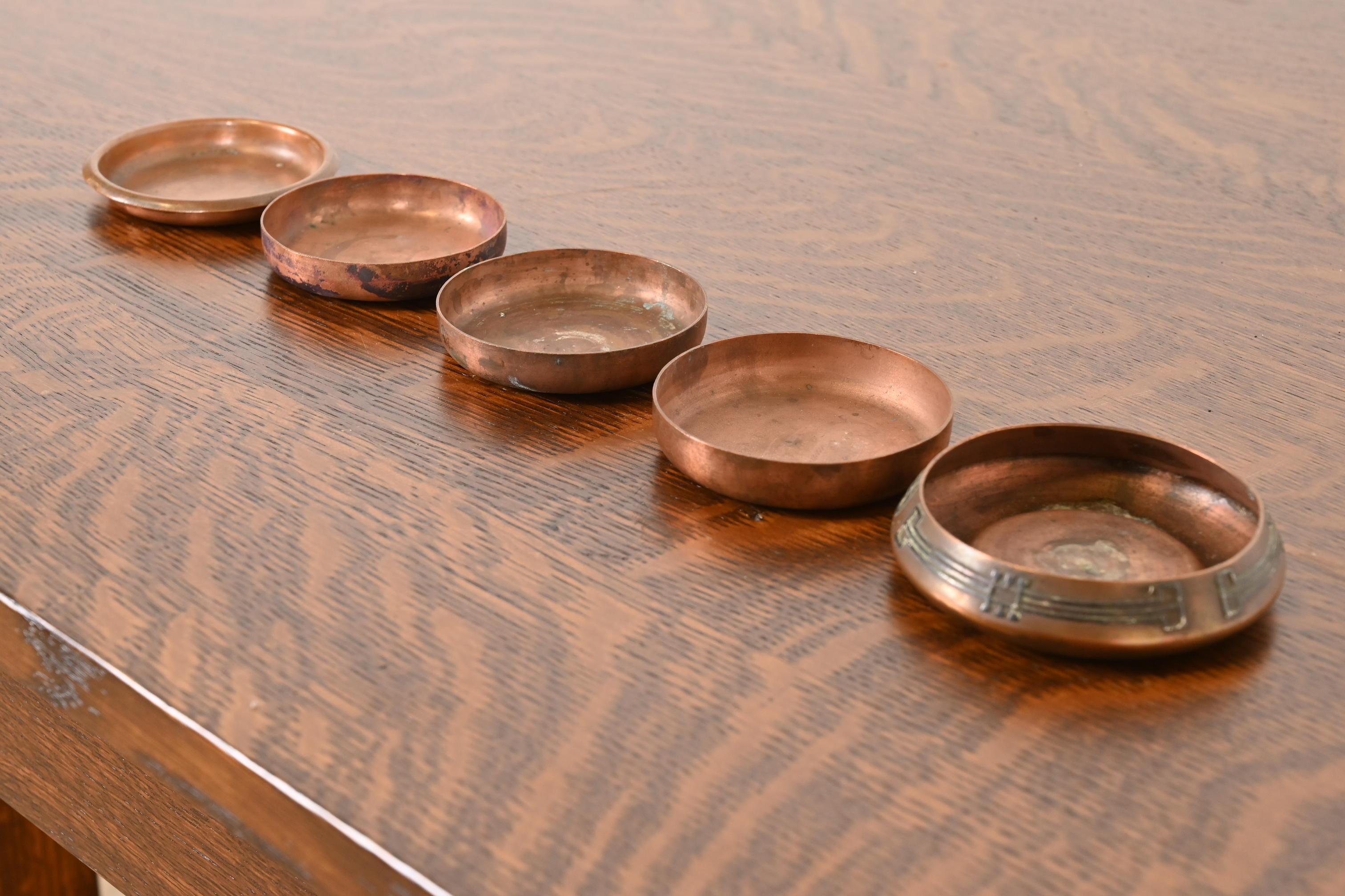 Ein wunderschönes Set von fünf antiken Arts & Crafts oder Art Deco Periode Sterling Silber auf Bronze Schalen, Aschenbecher, oder Catchalls

Von Heintz Art Metal Shop

USA, Anfang 20. Jahrhundert

Jede Maßnahme: 
1: 4 