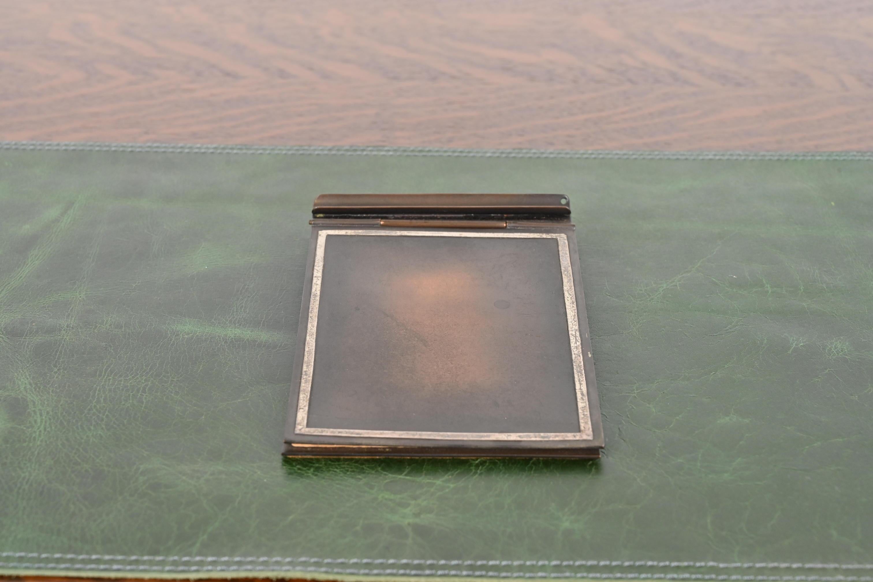 A gorgeous antique Arts & Crafts or Art Deco period sterling silver on bronze notepad holder with pen rest

By Heintz Art Metal Shop

USA, Early 20th Century

Measures: 4