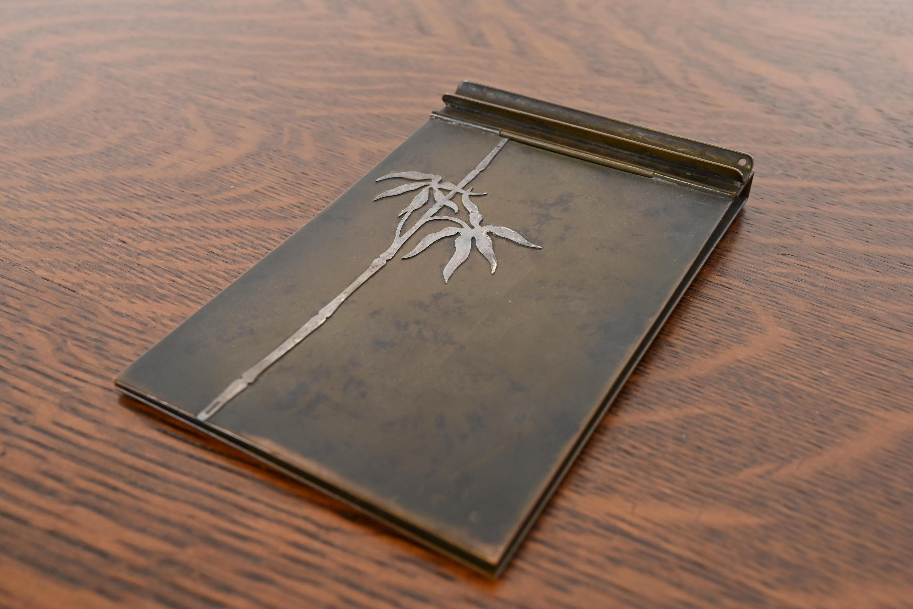 Magnifique porte-notes en argent sterling et bronze d'époque Arts & Crafts ou Art Deco avec porte-stylo.

Par Heintz Art Metal Shop

États-Unis d'Amérique, début du 20e siècle

Mesures : 4 