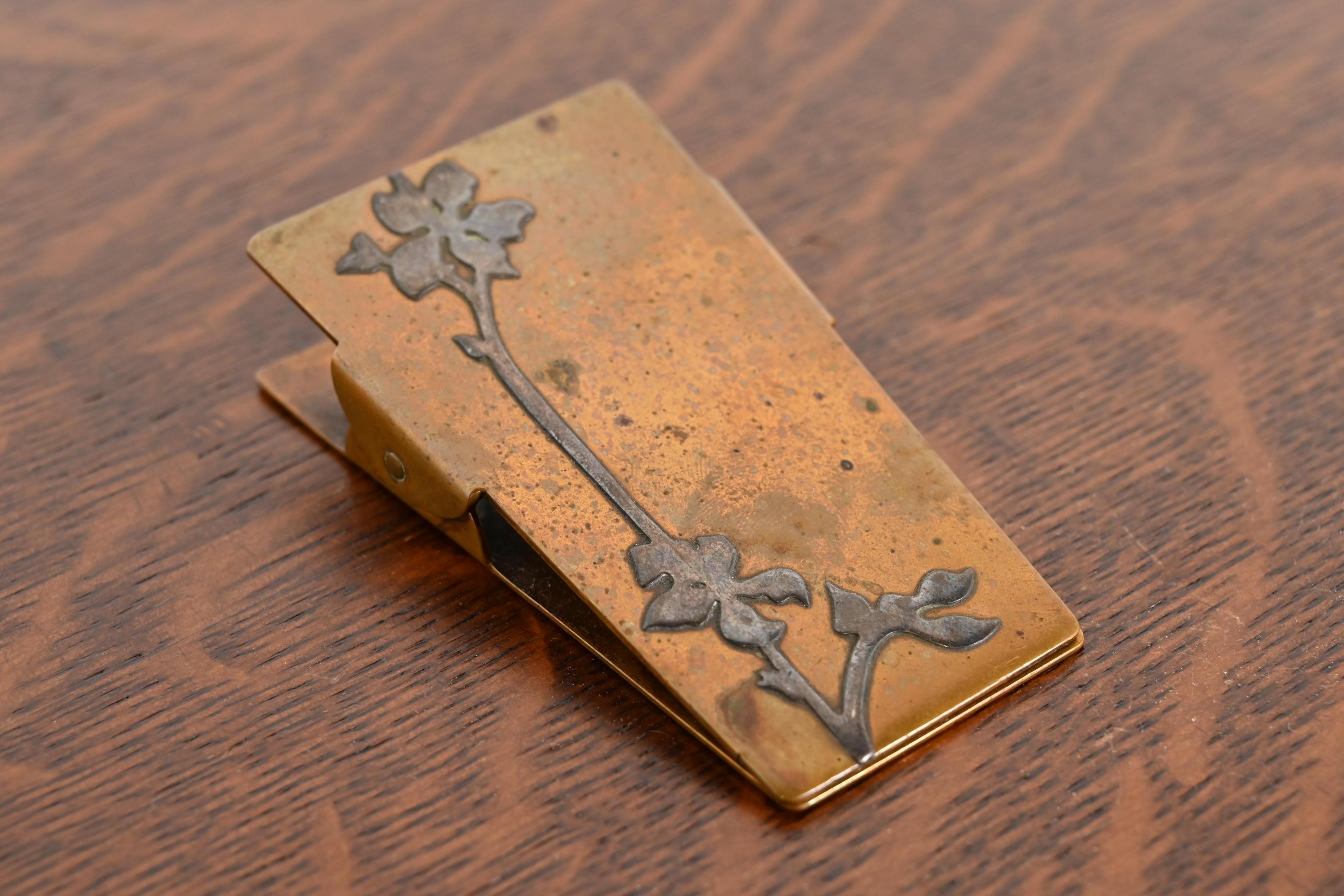 A gorgeous antique Arts & Crafts or Art Deco period sterling silver on bronze paper clip

By Heintz Art Metal Shop

USA, Early 20th Century

Measures: 3.63