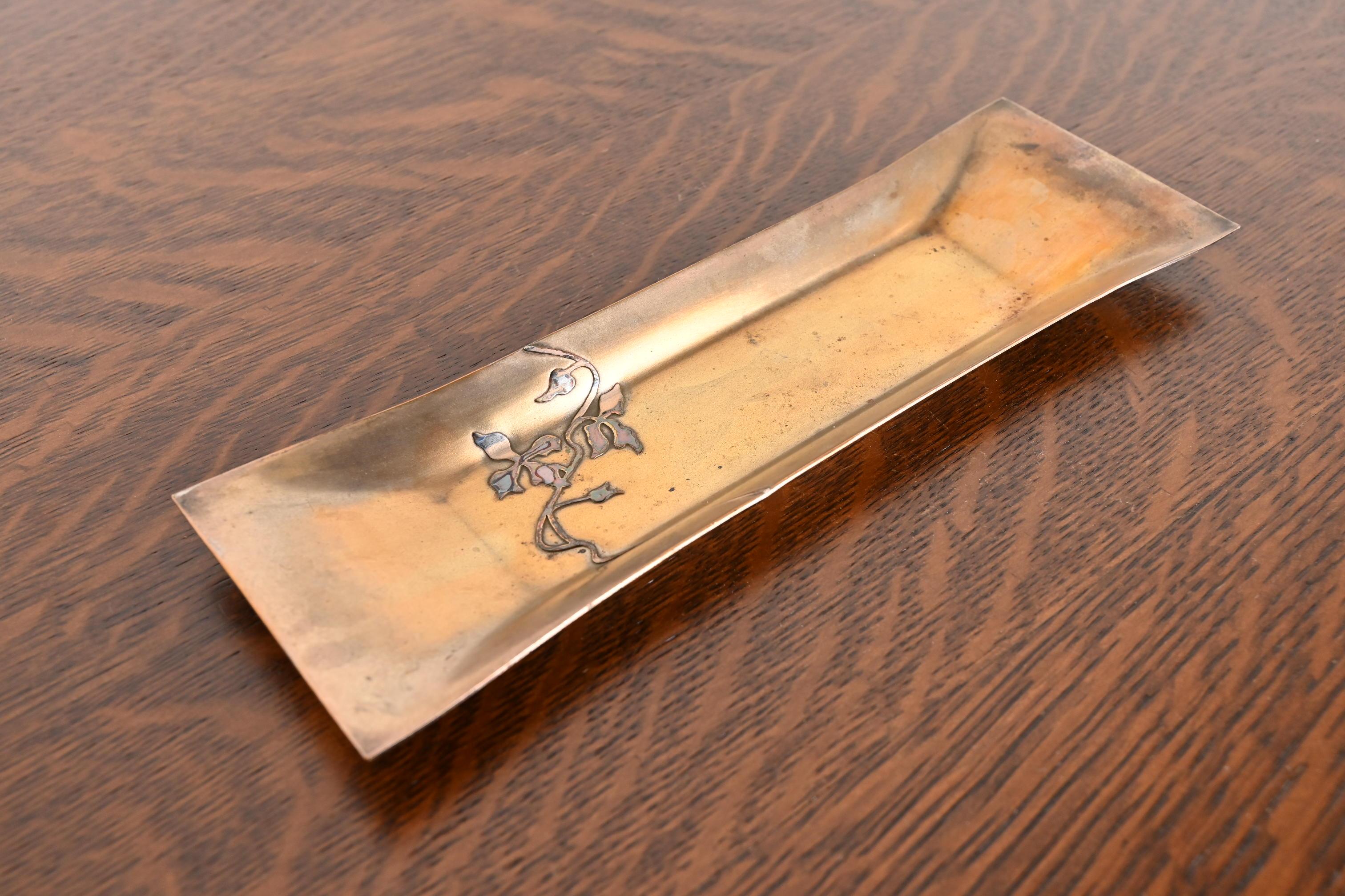 A gorgeous antique Arts & Crafts or Art Deco period sterling silver on bronze pen tray, desk tray, or catchall

By Heintz Art Metal Shop

USA, Early 20th Century

Measures: 9.88