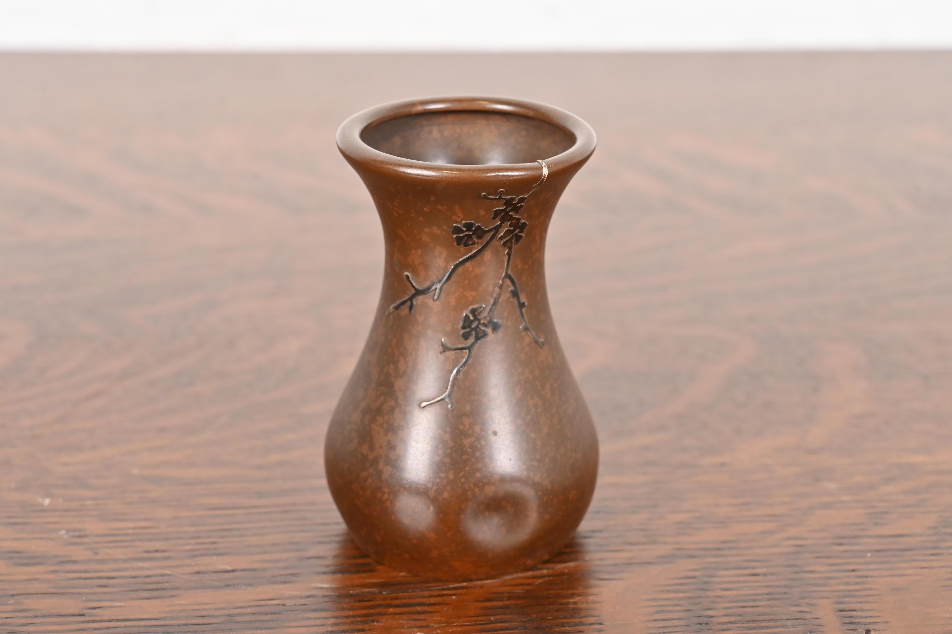 Un bellissimo vaso di piccole dimensioni in argento sterling e bronzo del periodo Arts & Crafts con motivo floreale

Da Heintz Art Metal Shop

Stati Uniti, inizio del XX secolo

Misure: 3 