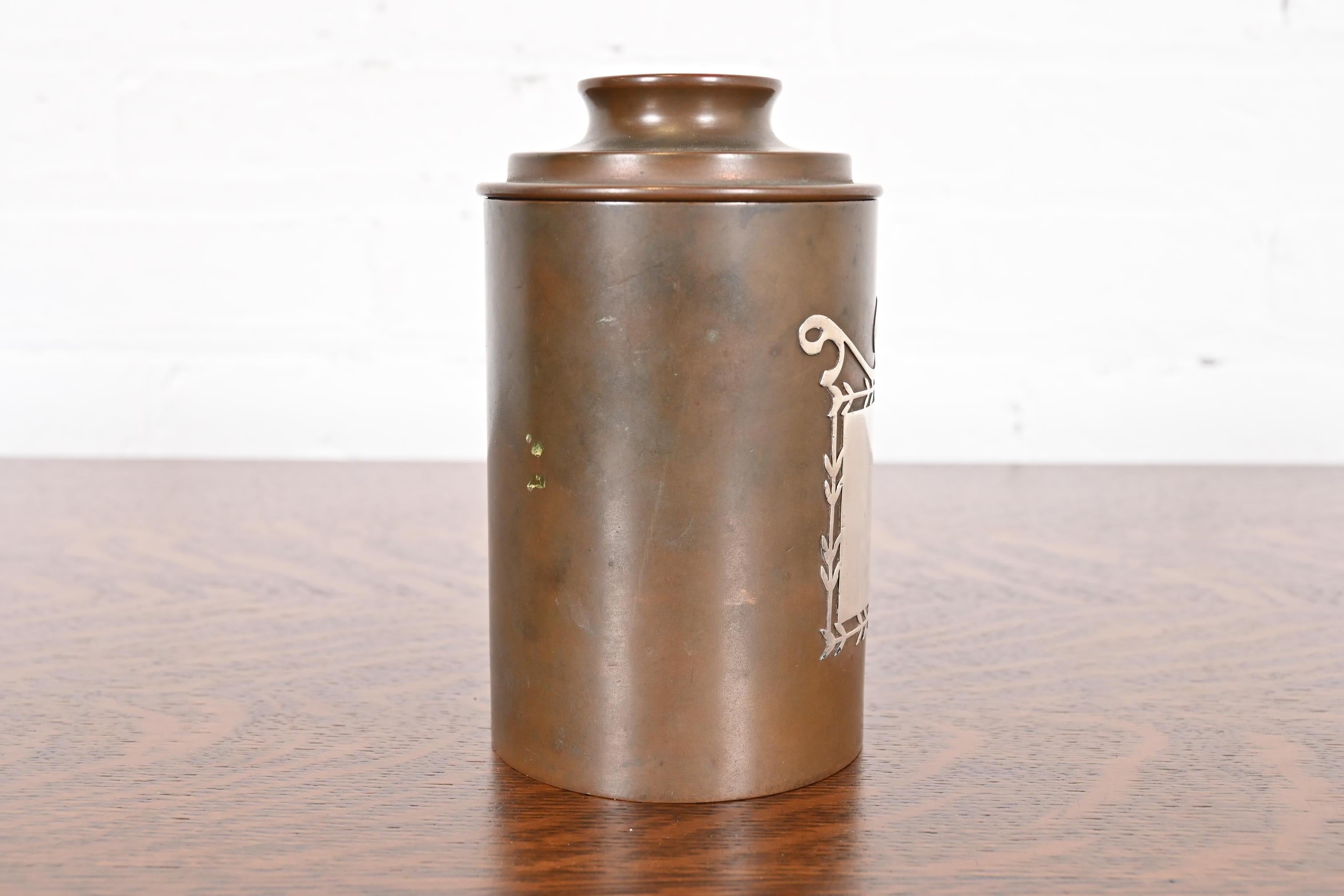 Caja o recipiente redondo para cigarrillos Heintz Arts & Crafts de plata de ley sobre bronce en venta 4