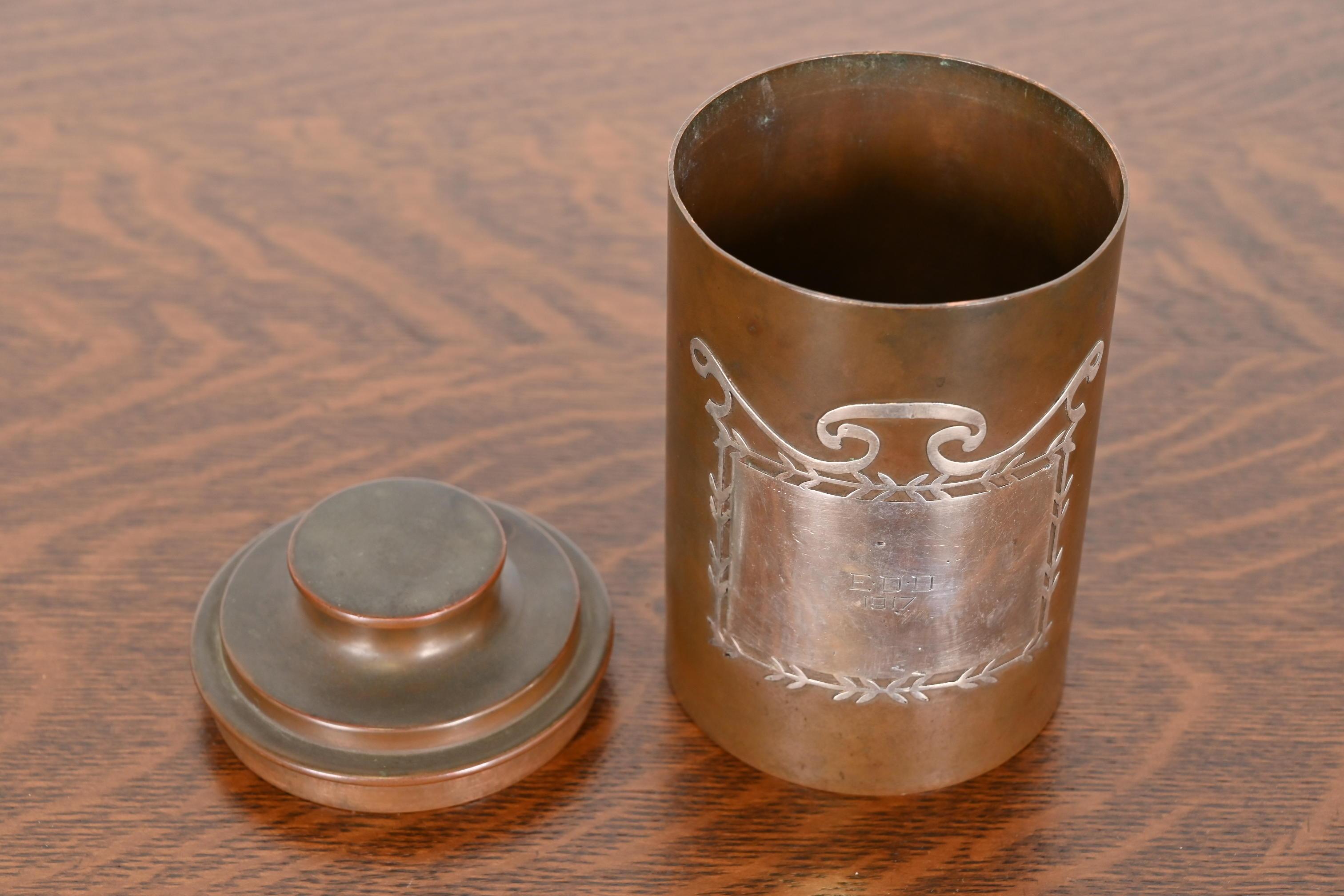 Caja o recipiente redondo para cigarrillos Heintz Arts & Crafts de plata de ley sobre bronce Plata esterlina en venta