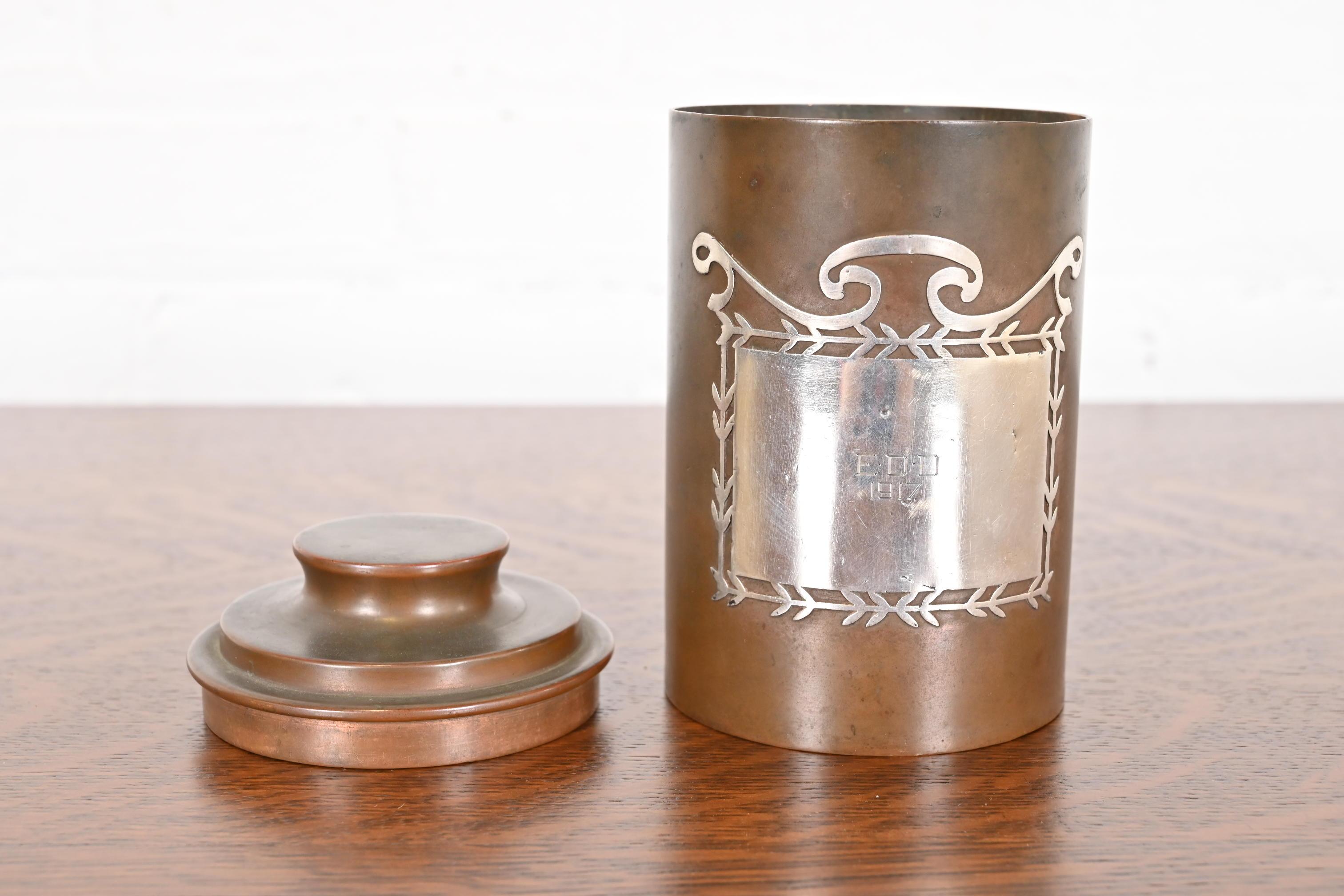 Caja o recipiente redondo para cigarrillos Heintz Arts & Crafts de plata de ley sobre bronce en venta 1