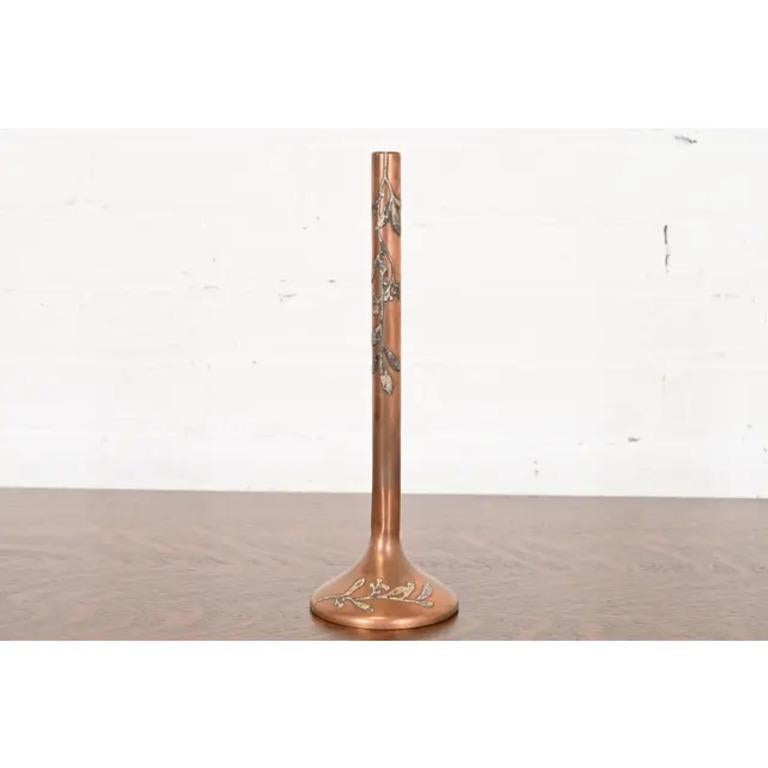Uno splendido vaso a bocciolo alto in argento sterling e bronzo del periodo Arts & Crafts

Da Heintz Art Metal Shop

Stati Uniti, inizio del XX secolo

Misure: 4 
