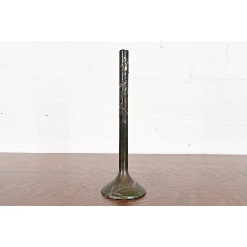 Uno splendido vaso a bocciolo alto in argento sterling e bronzo del periodo Arts & Crafts con patina verdognola 

Da Heintz Art Metal Shop

Stati Uniti, inizio del XX secolo

Misure: 3,75 