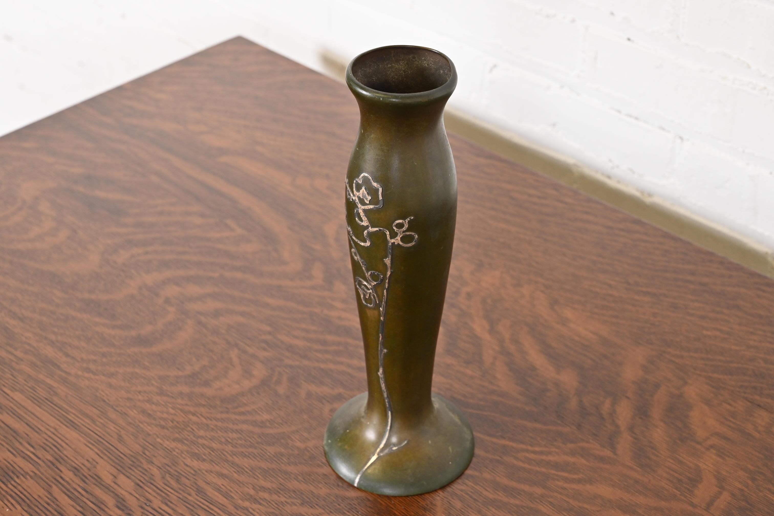 Arts and Crafts Vaso alto in argento e bronzo di Heintz Arts & Crafts in vendita