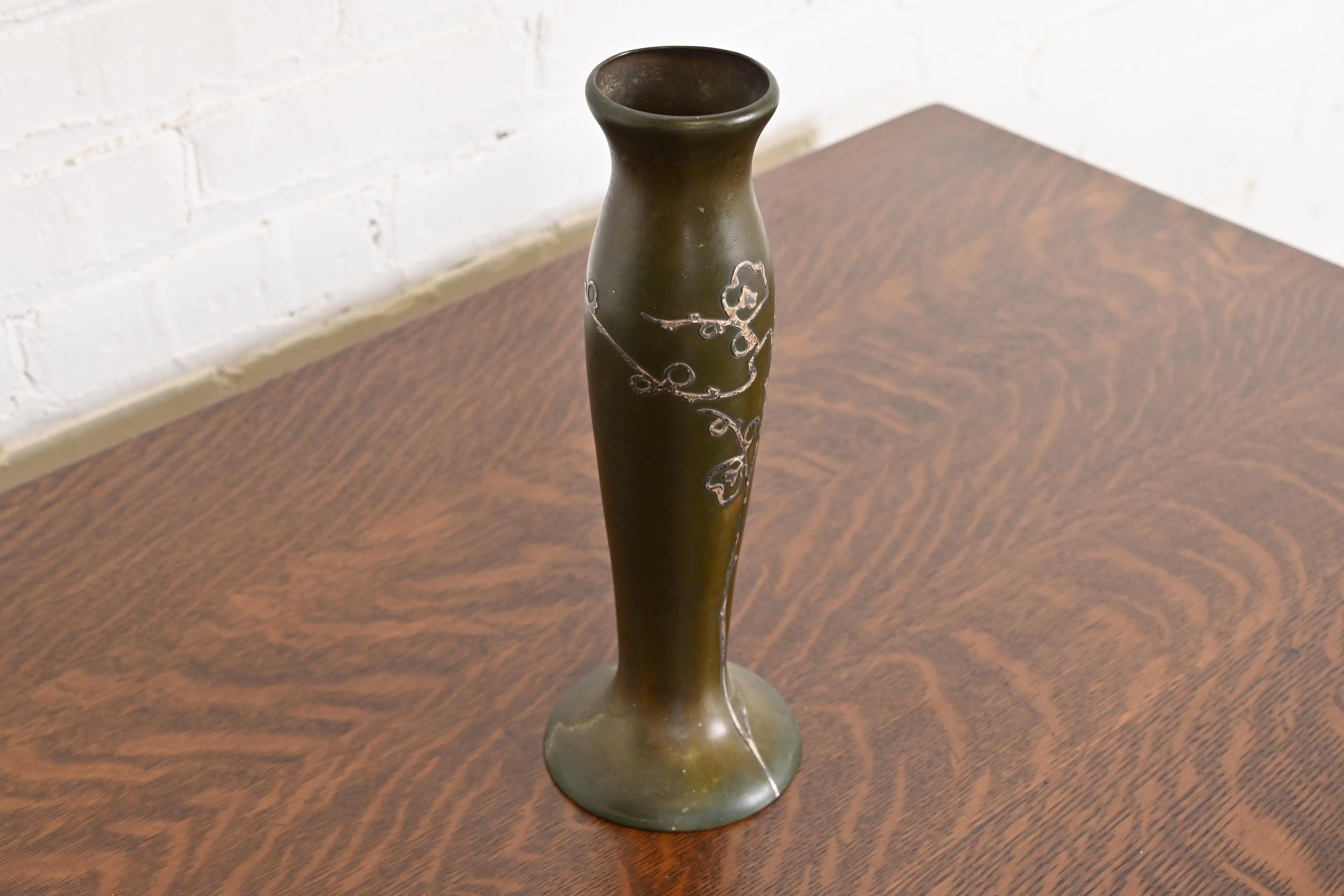 Vaso alto in argento e bronzo di Heintz Arts & Crafts In condizioni buone in vendita a South Bend, IN