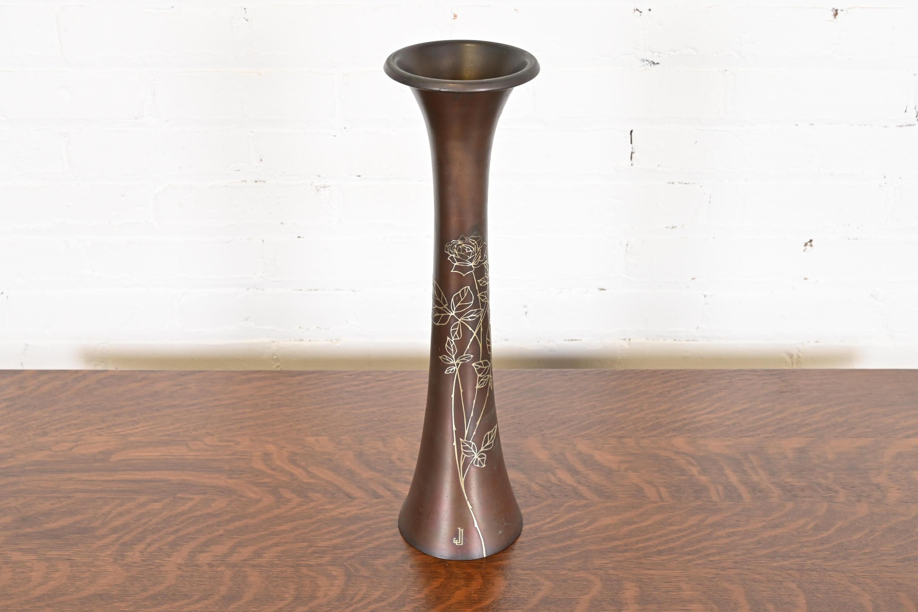 Magnifique vase trompette floral en argent sterling et bronze d'époque Arts & Crafts

Par Heintz Art Metal Shop

États-Unis d'Amérique, début du 20e siècle

Mesures : 4,75 