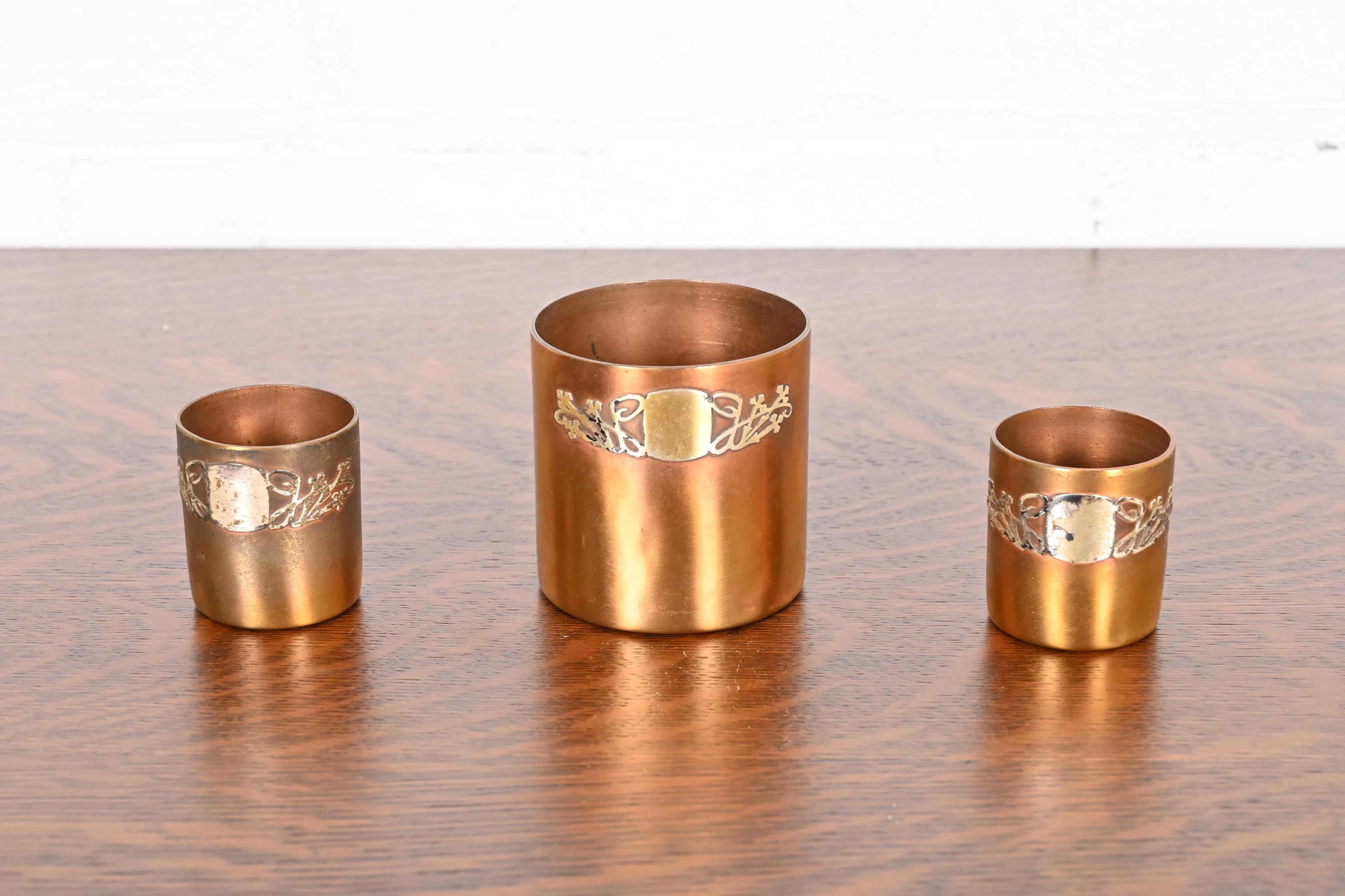Uno splendido set di tre antichi bicchieri in argento sterling e bronzo del periodo Arts & Crafts o Art Deco

Da Heintz Art Metal Shop

Stati Uniti, inizio del XX secolo

Misure: 
Grande - 3,13 