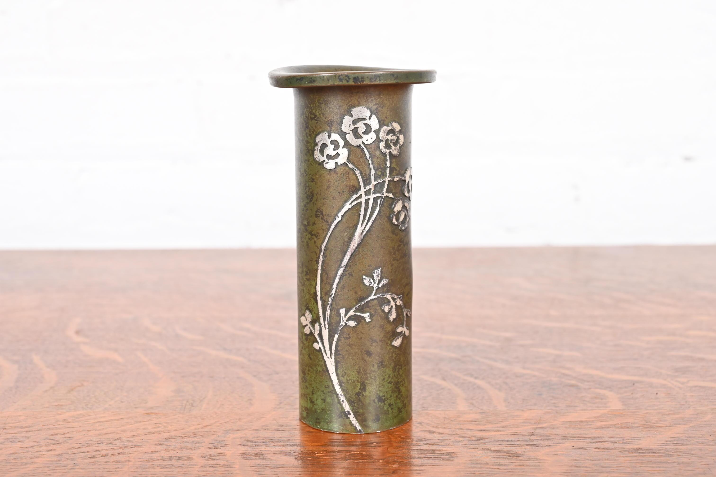 A beautiful Arts & Crafts period sterling silver on bronze floral vase with verdigris green patina

By Heintz Art Metal Shop

USA, Early 20th Century

Measures: 2.75