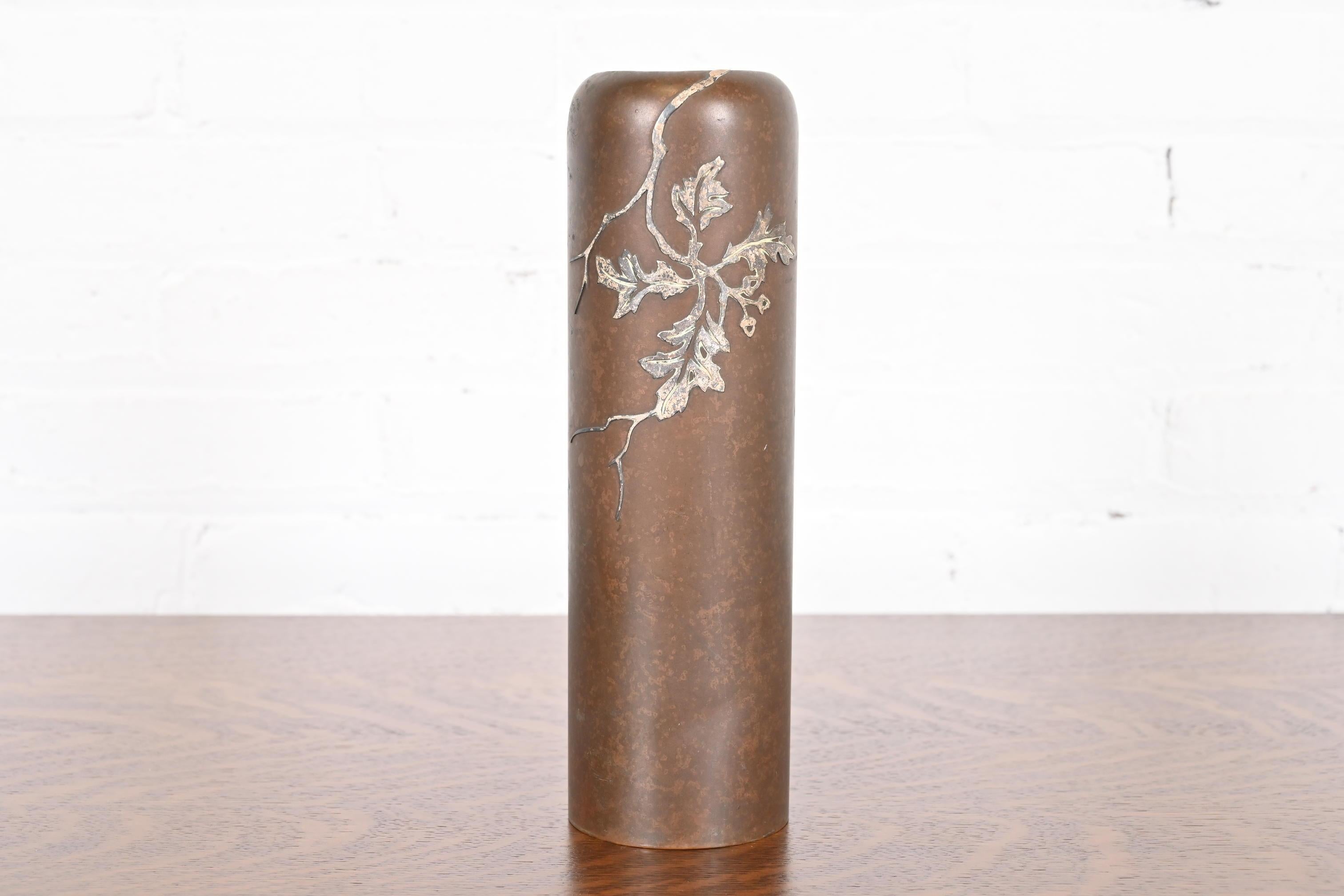 Un bellissimo vaso in argento sterling e bronzo del periodo Arts & Crafts con disegno floreale

Da Heintz Art Metal Shop

Stati Uniti, inizio del XX secolo

Intarsio in argento su bronzo patinato.

Misure: 3 