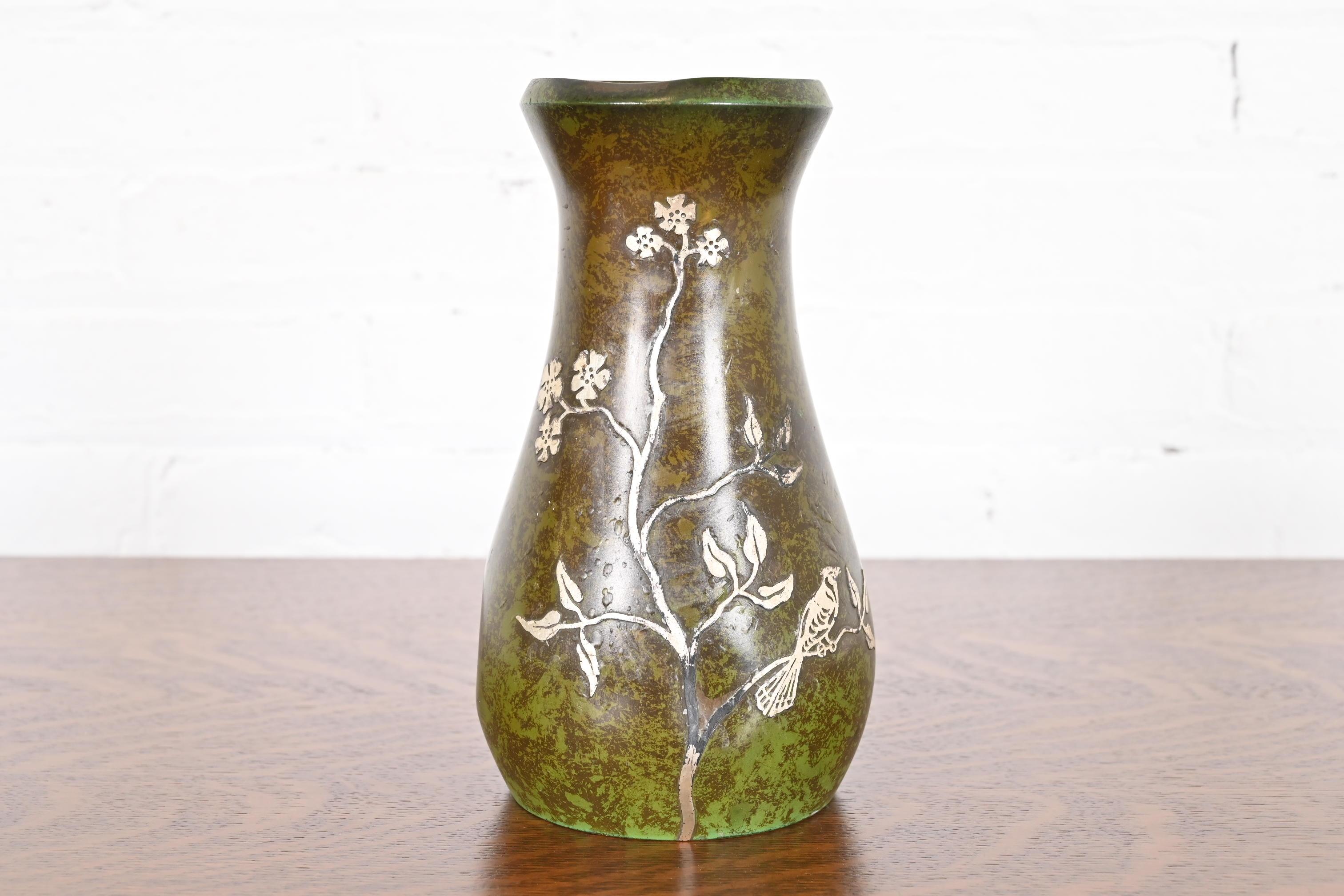Un bellissimo vaso in argento sterling e bronzo del periodo Arts & Crafts con patina verde verdastro e motivo floreale

Di Heintz Art Metal Shop (firmato sul lato inferiore)

Stati Uniti, inizio del XX secolo

Intarsio in argento su bronzo