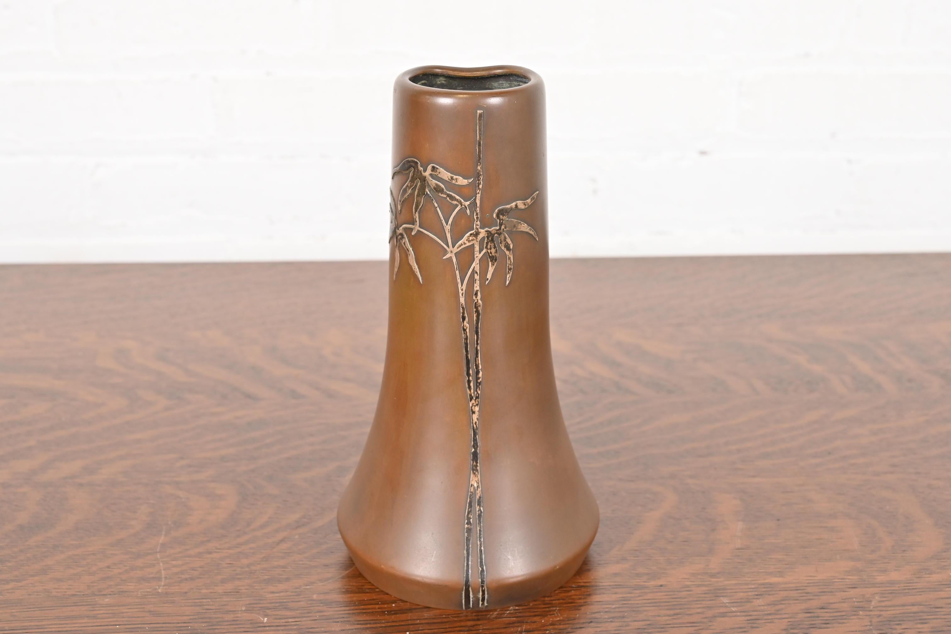 Eine schöne Vase aus Sterlingsilber auf Bronze mit Blumenmuster aus der Zeit des Arts & Crafts

Von Heintz Art Metal Shop

USA, Anfang 20. Jahrhundert

Maße: 5 