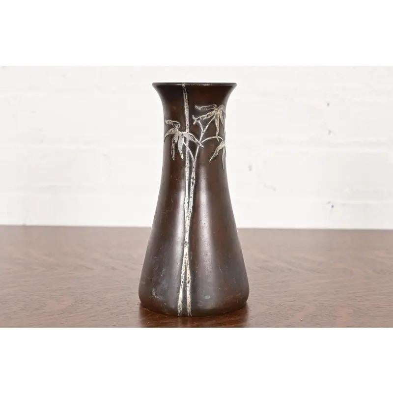 Un bellissimo vaso in argento sterling e bronzo del periodo Arts & Crafts

Da Heintz Art Metal Shop

Stati Uniti, inizio del XX secolo

Misure: 4 